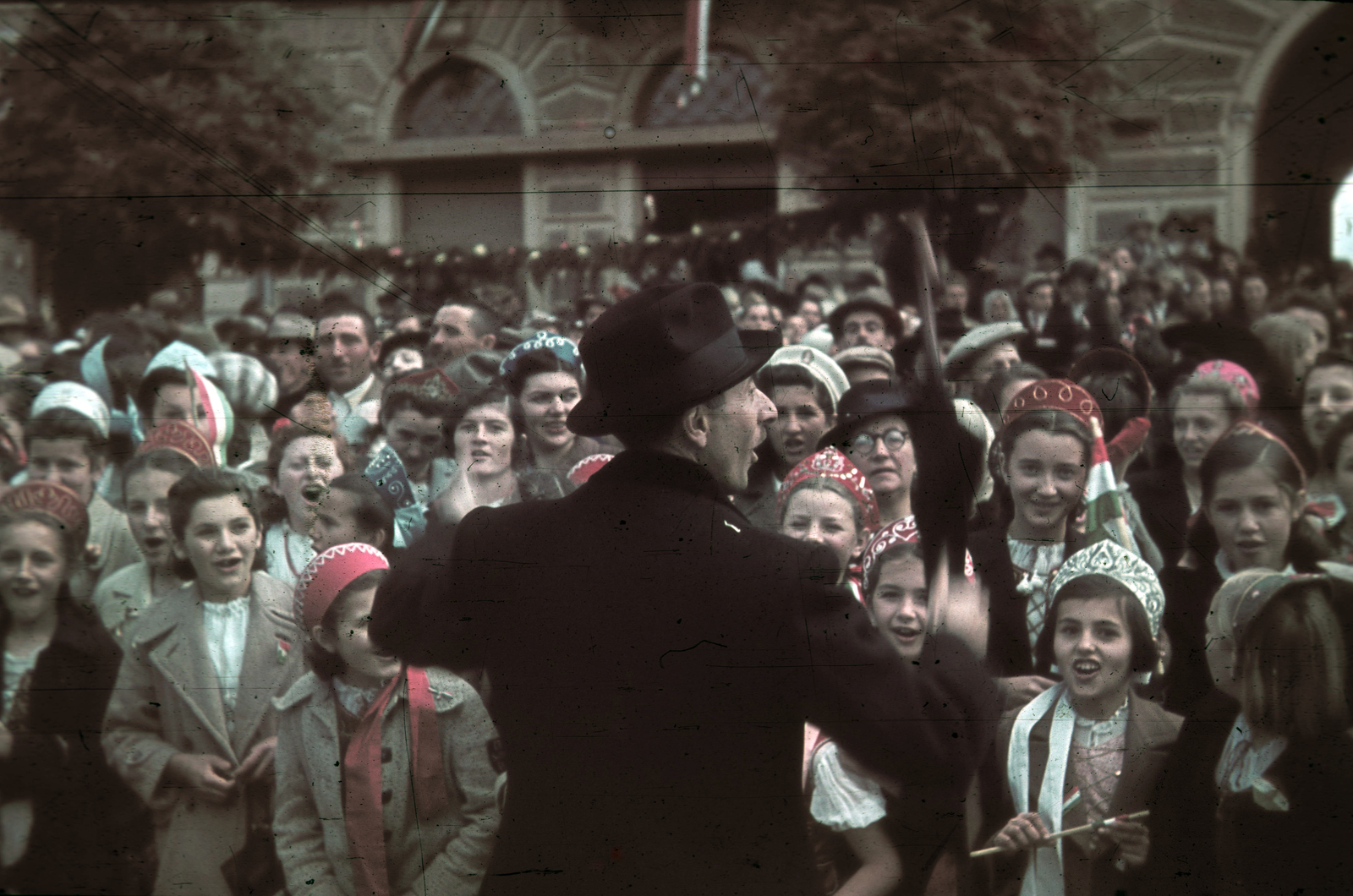 Romania,Transylvania, Târgu Secuiesc, Gábor Áron tér, háttérben a 14-es számú udvartér. A felvétel a magyar csapatok bevonulása idején, 1940. szeptember 13-án készült., 1940, Fortepan, colorful, mass, Fortepan #92506