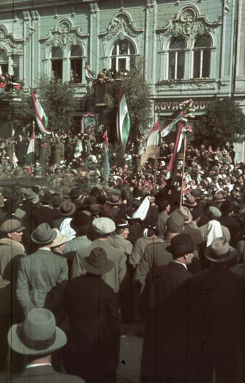 Romania,Transylvania, Târgu Secuiesc, Gábor Áron tér a magyar csapatok bevonulása idején. A felvétel 1940. szeptember 13-án készült., 1940, Fortepan, territorial gain, colorful, flag, Fortepan #92512