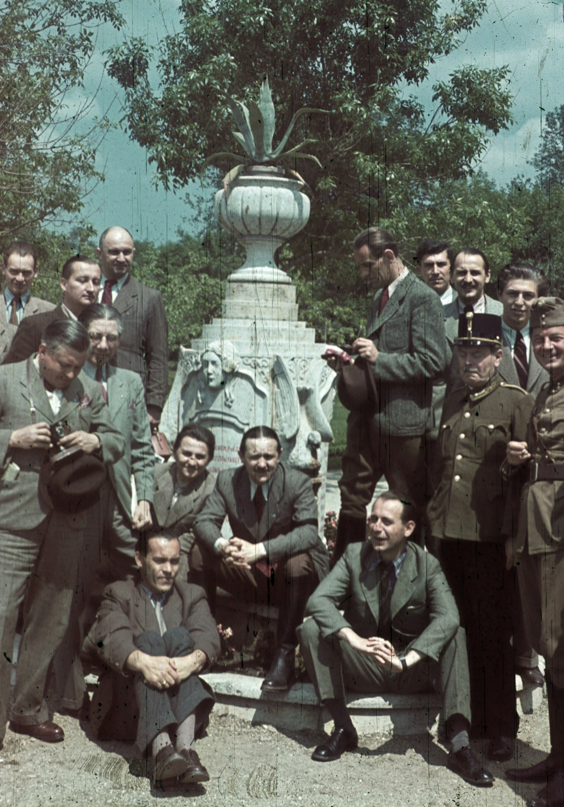 Szerbia, Palics, a felvétel a Palicsi-tó partján készült. Vígadó előtti díszkút (Jakab Dezső és Komor Marcell, 1912.)., 1941, Fortepan, színes, Komor Marcell-terv, Jakab Dezső-terv, terpeszülés, összekulcsolt kéz, földön ülés, Fortepan #92514
