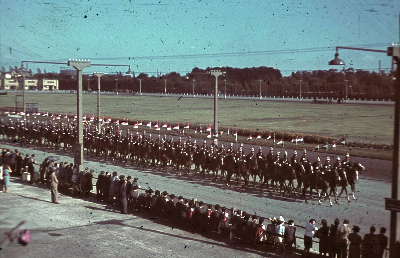 Magyarország, Budapest VIII., Kerepesi úti Ügetőpálya. A Nemzeti Lovarda rendezvénye a Szent István-hét alkalmából, lovasrendőrök díszelgése., 1941, Fortepan, színes, Budapest, Fortepan #92522