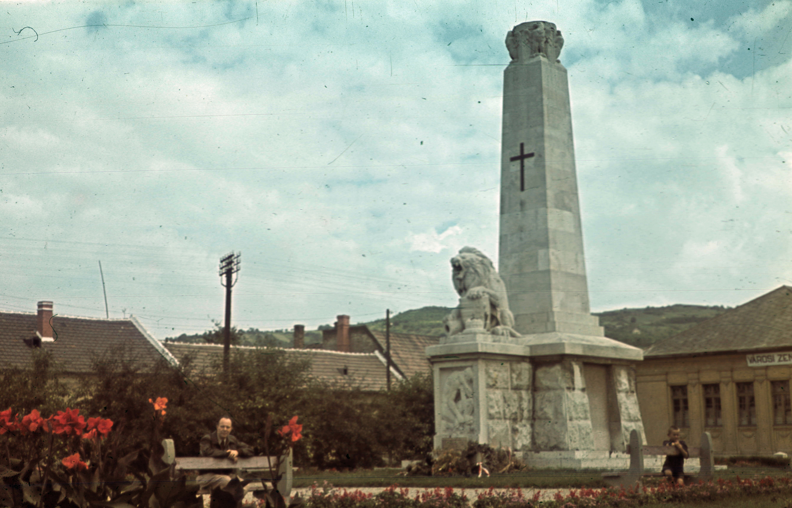 Hungary, Esztergom, Hősök tere, I. világháborús emlékmű (Lányi Dezső, 1927.)., 1940, Fortepan, colorful, monument, stone lion, Fortepan #92525