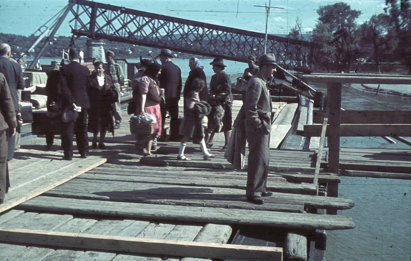 Serbia, Novi Sad, kikötő a Dunán, háttérben a lerombolt vasúti híd., 1941, Fortepan, colorful, wrecked bridge, Fortepan #92533