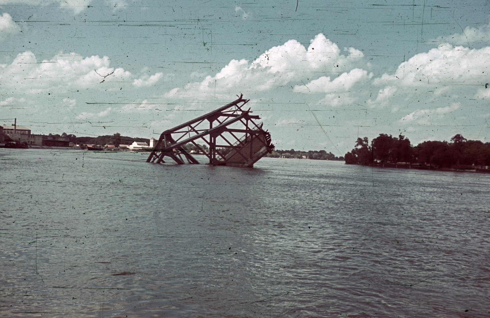 Serbia, Novi Sad, a lerombolt közúti híd (Most kraljevića Tomislava) maradványa, háttérben Pétervárad., 1941, Fortepan, colorful, war damage, wrecked bridge, Fortepan #92534