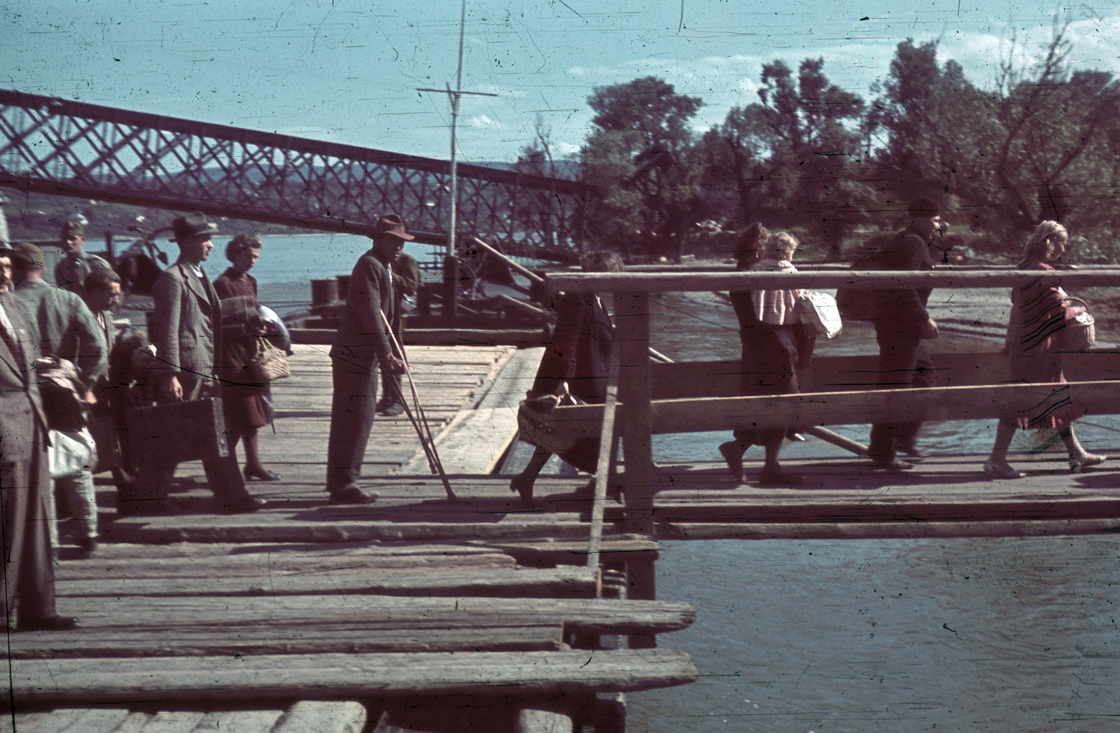 Serbia, Novi Sad, kikötő a Dunán, háttérben a lerombolt vasúti híd., 1941, Fortepan, colorful, wrecked bridge, crutch, Fortepan #92535