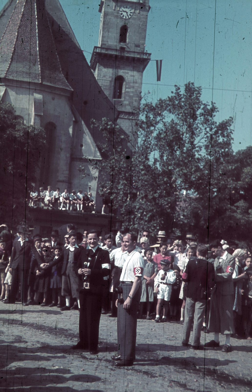 Romania,Transylvania, Bistrița, Fő tér (piata Centrala, ekkor Horthy Miklós tér) a magyar csapatok bevonulása idején, háttérben az evangélikus templom. A felvétel 1940. szeptember 8-án készült., 1940, Fortepan, territorial gain, church, colorful, swastica, gothic, armband, Petrus Italus-design, Fortepan #92537