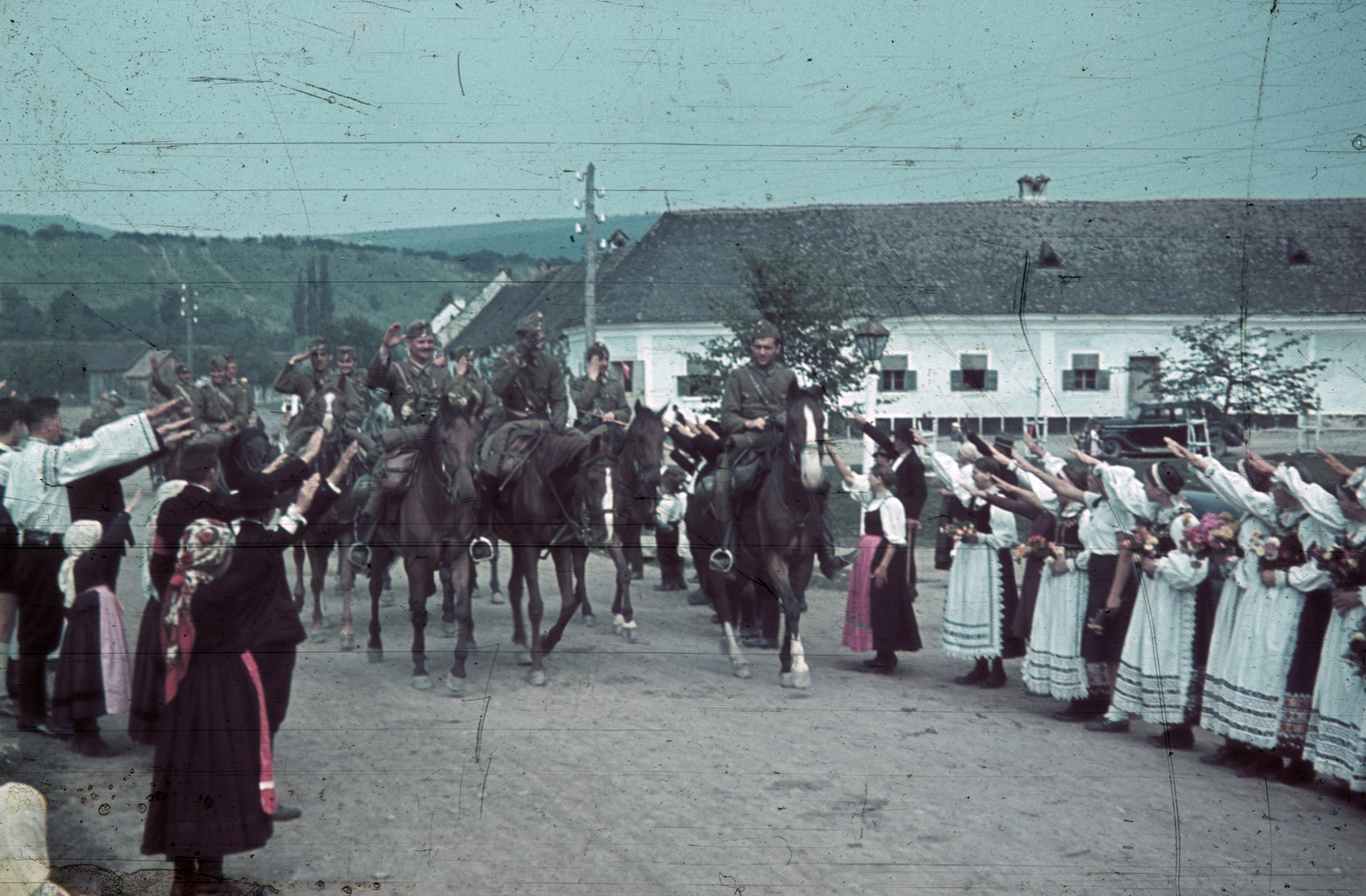 Romania,Transylvania, Dumitra, fő út, háttérben az evangélikus (később ortodox) templom tornya. A felvétel a magyar csapatok bevonulása idején készült., 1940, Fortepan, colorful, horse, second World War, folk costume, soldier, salute, posture, Fortepan #92539