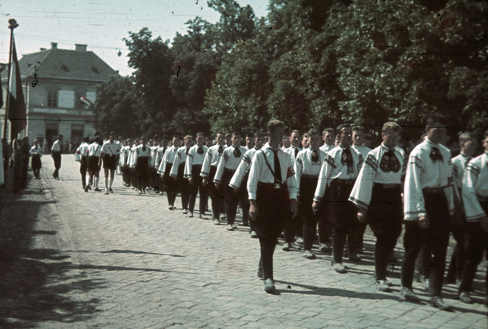 Romania,Transylvania, Bistrița, Fő tér (piata Centrala, ekkor Horthy Miklós tér) a magyar csapatok bevonulása idején. A felvétel 1940. szeptember 8-án készült., 1940, Fortepan, colorful, flag, swastica, armband, Fortepan #92543