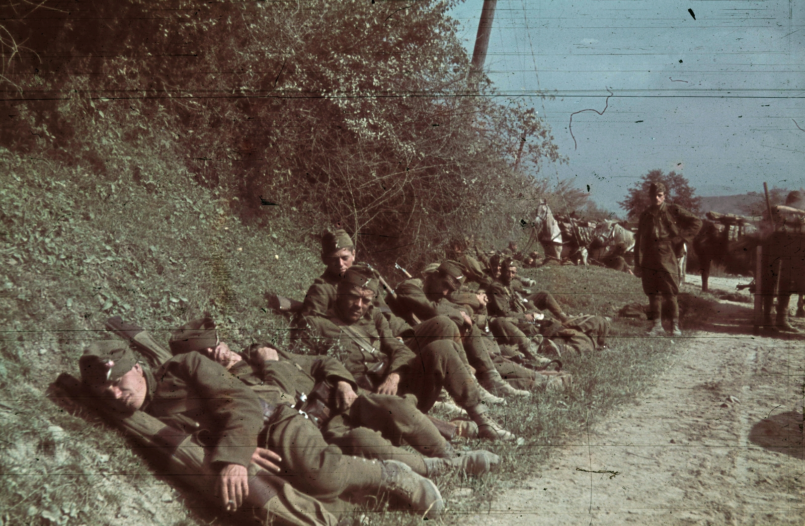 Romania,Transylvania, Észak-Erdély, a felvétel a magyar csapatok bevonulása idején készült., 1940, Fortepan, colorful, second World War, relaxation, soldier, "Bocskai" side cap, Fortepan #92549