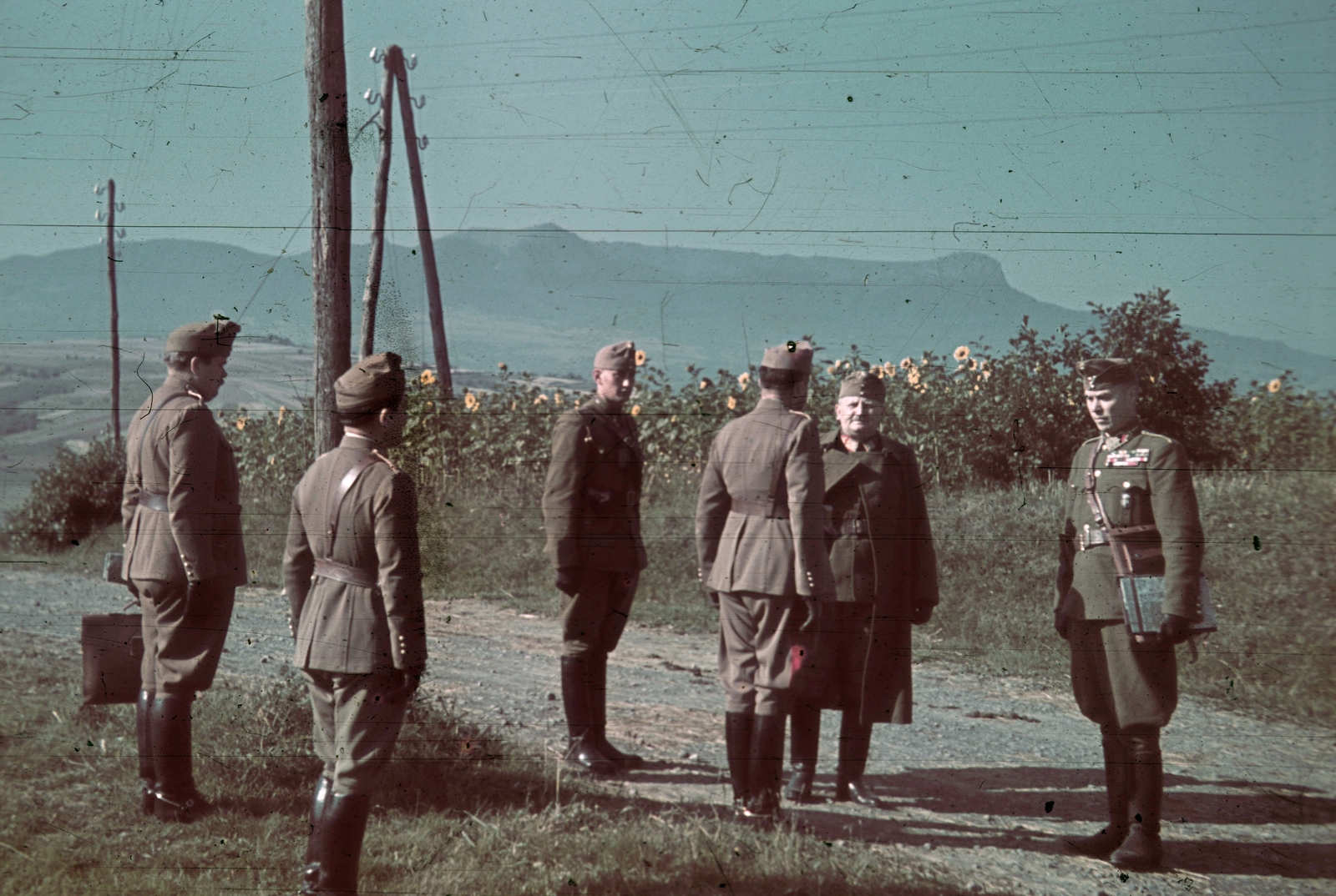 Romania,Transylvania, a település környéke, háttérben a Gutin-hegység. Jobbról vitéz Kozma István vezérkari ezredes, a VII. hadtest vezérkari főnöke, vitéz szotyori Nagy Gyula altábornagy, a VII. hadtest parancsnoka., 1940, Fortepan, colorful, second World War, soldier, Fortepan #92553