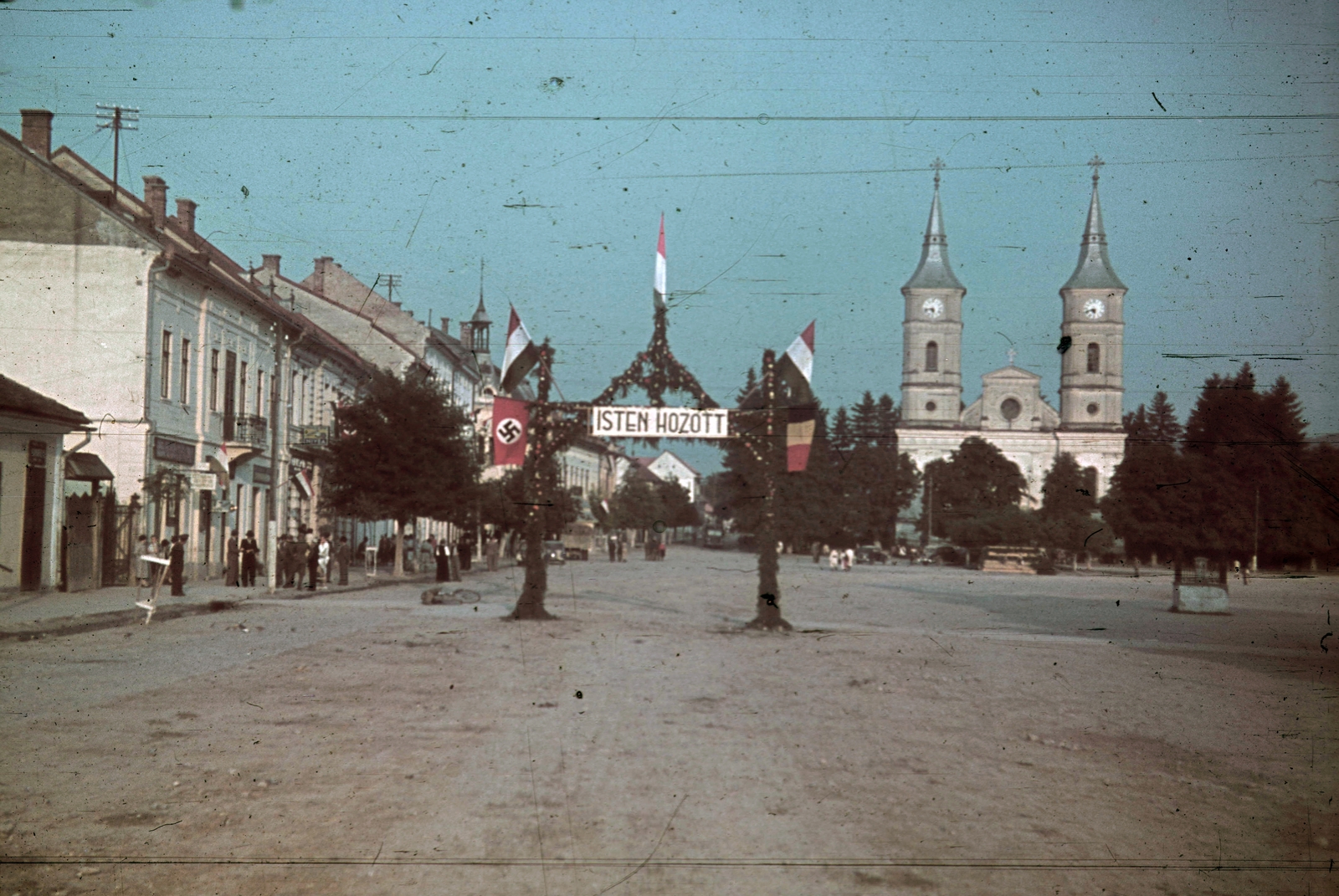Románia,Erdély, Naszód, diadalkapu a város főterén a magyar csapatok bevonulása idején. Jobbra a görögkatolikus (később ortodox) templom., 1940, Fortepan, területgyarapodás, színes, zászló, horogkereszt, diadalkapu, Fortepan #92559