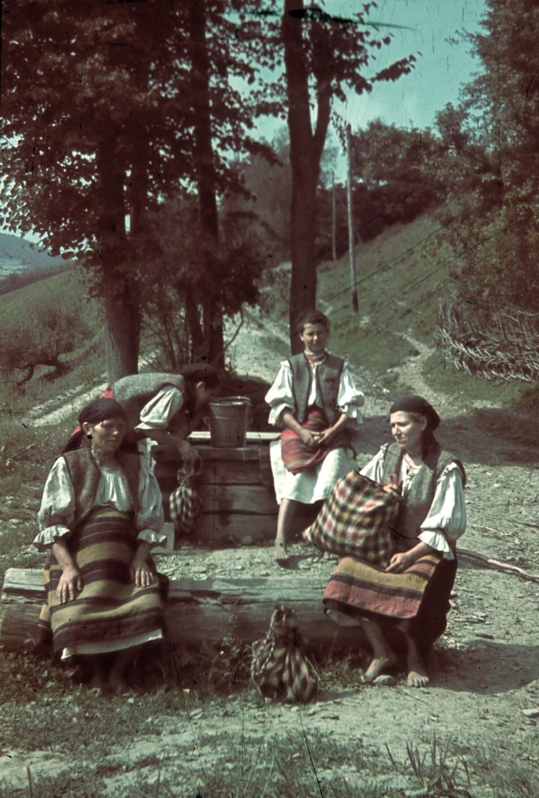 Románia,Erdély, Észak-Erdély., 1940, Fortepan, színes, cigányság, népviselet, vödör, Fortepan #92575