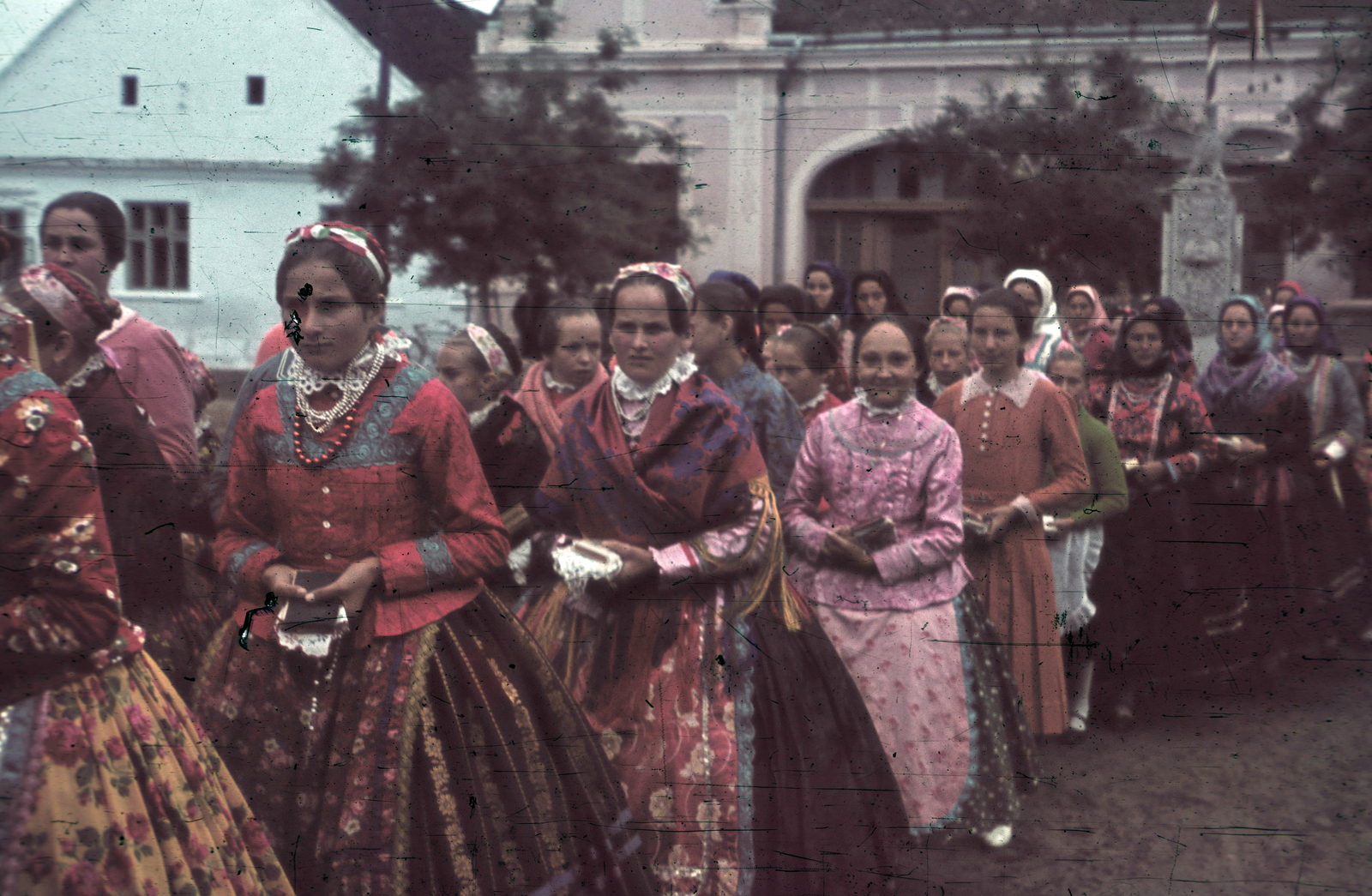 Serbia, Doroslovo, Templom (később Nikola Tesla) utca, háttérben az országzászló és a Bartol-ház. Kisboldogasszony-napi körmenet., 1941, Fortepan, colorful, women, folk costume, prayer book, Fortepan #92580