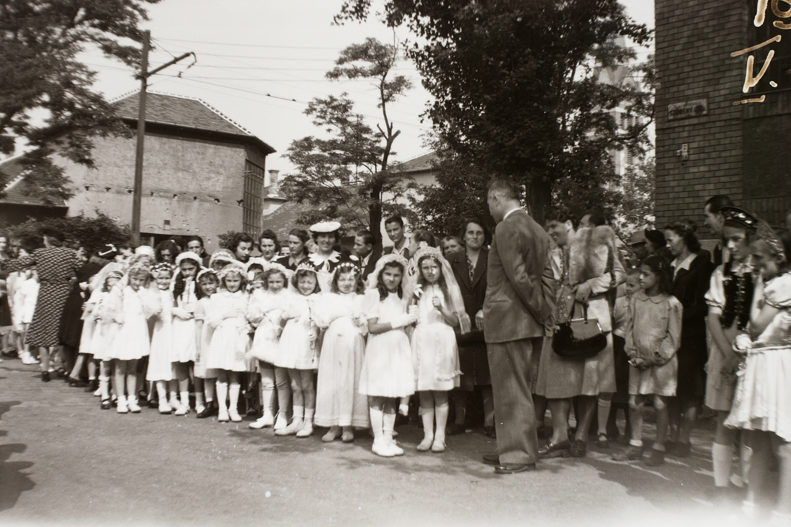 Hungary, Budapest VIII., Szörény utca - Százados út sarok, háttérben a Lisieux-i Szent Teréz-templom (Törökőri templom)., 1947, Fortepan/Album002, Budapest, girl, girls, white dress, Fortepan #92616
