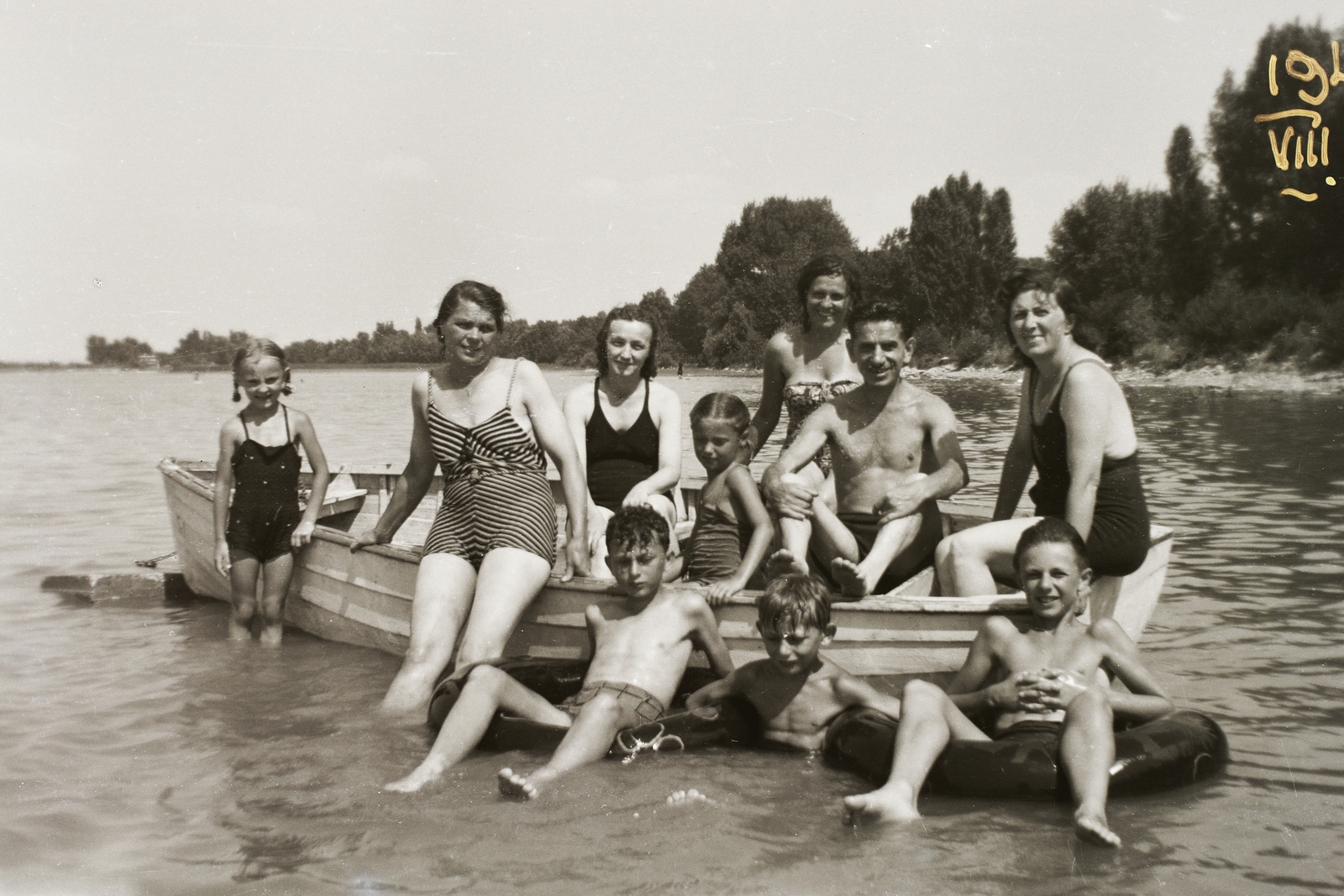 1944, Fortepan/Album002, csónak, gyerekek, csoportkép, folyópart, fürdőruha, gumibelső, Fortepan #92626