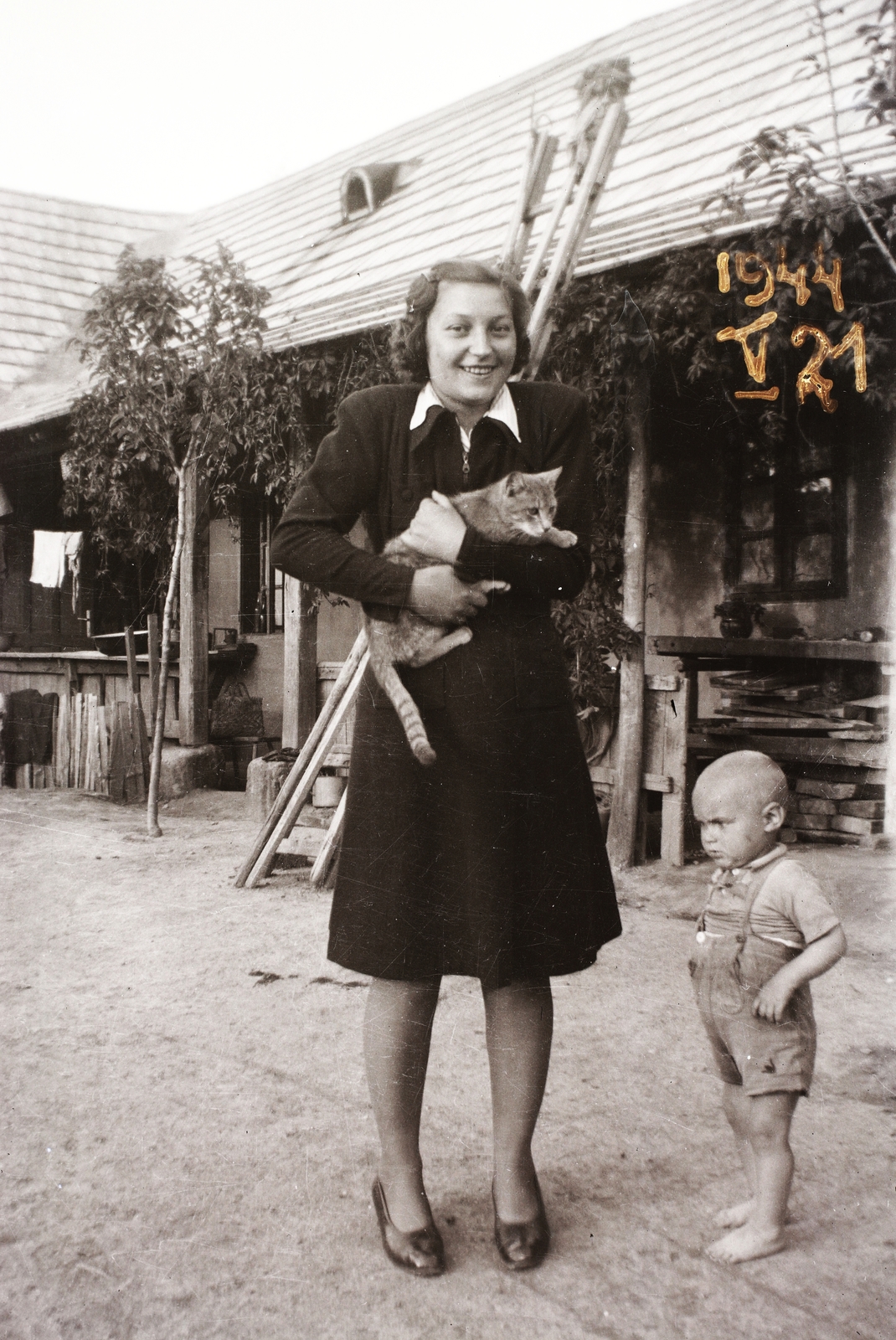 1944, Fortepan/Album002, macska, udvar, kisfiú, kézben tartani, anya, falu, létra, Fortepan #92628
