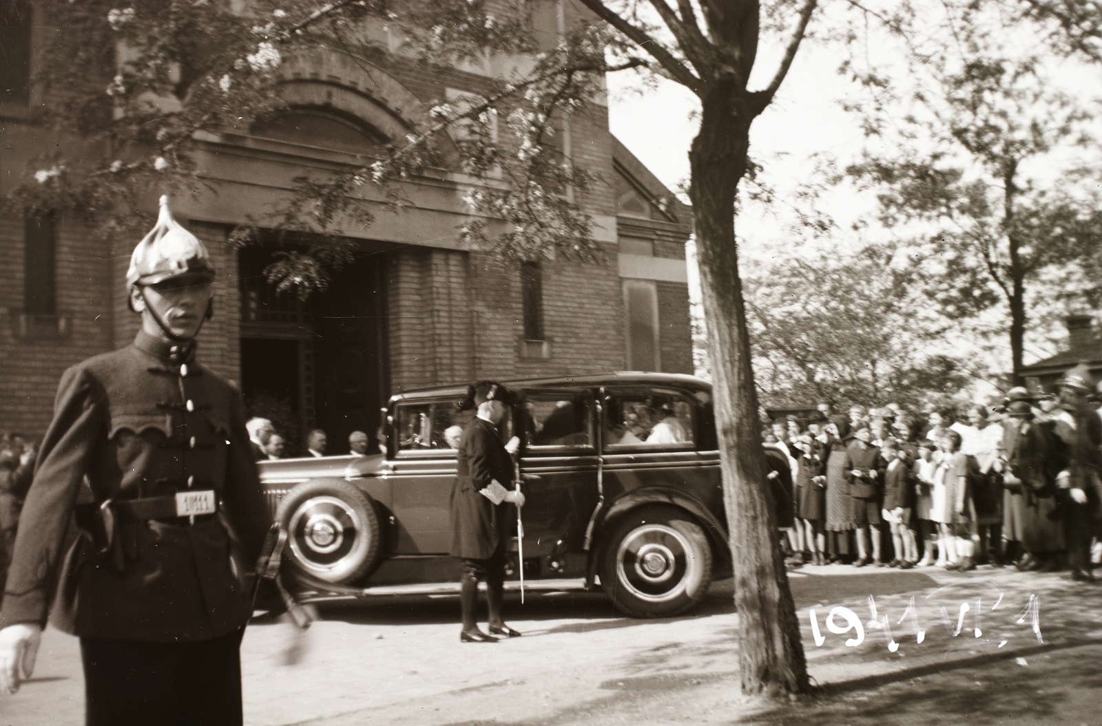 Magyarország, Budapest VIII., Kerepesi út 33., Lisieux-i Szent Teréz-templom (Törökőri templom)., 1941, Fortepan/Album002, rendőr, pisztolytáska, Budapest, automobil, Fortepan #92639