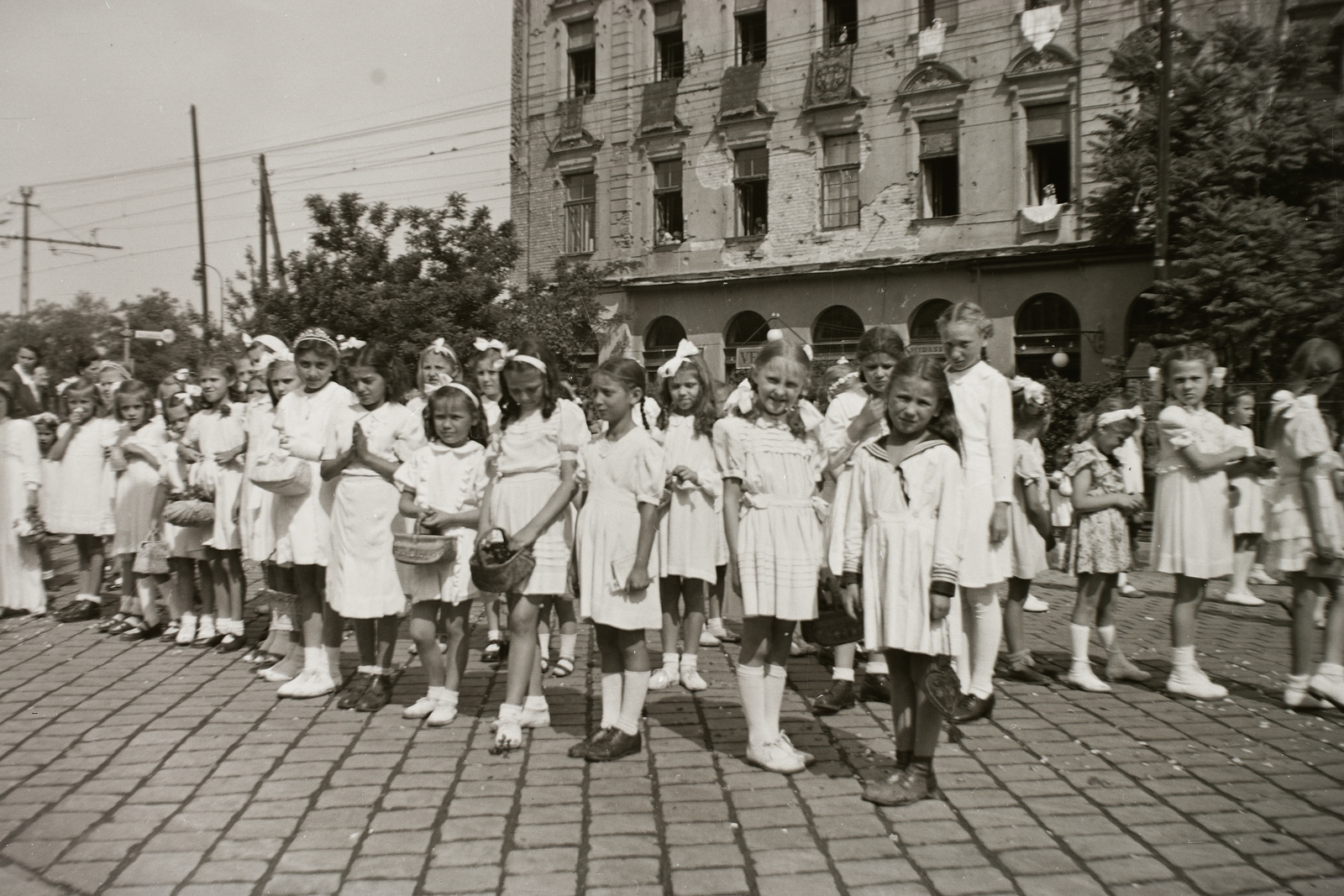Hungary, Budapest XIV., Kerepesi út, háttérben az épület a Hungária körút sarkán áll., 1947, Fortepan/Album002, Budapest, girl, girls, white dress, basket, Fortepan #92642