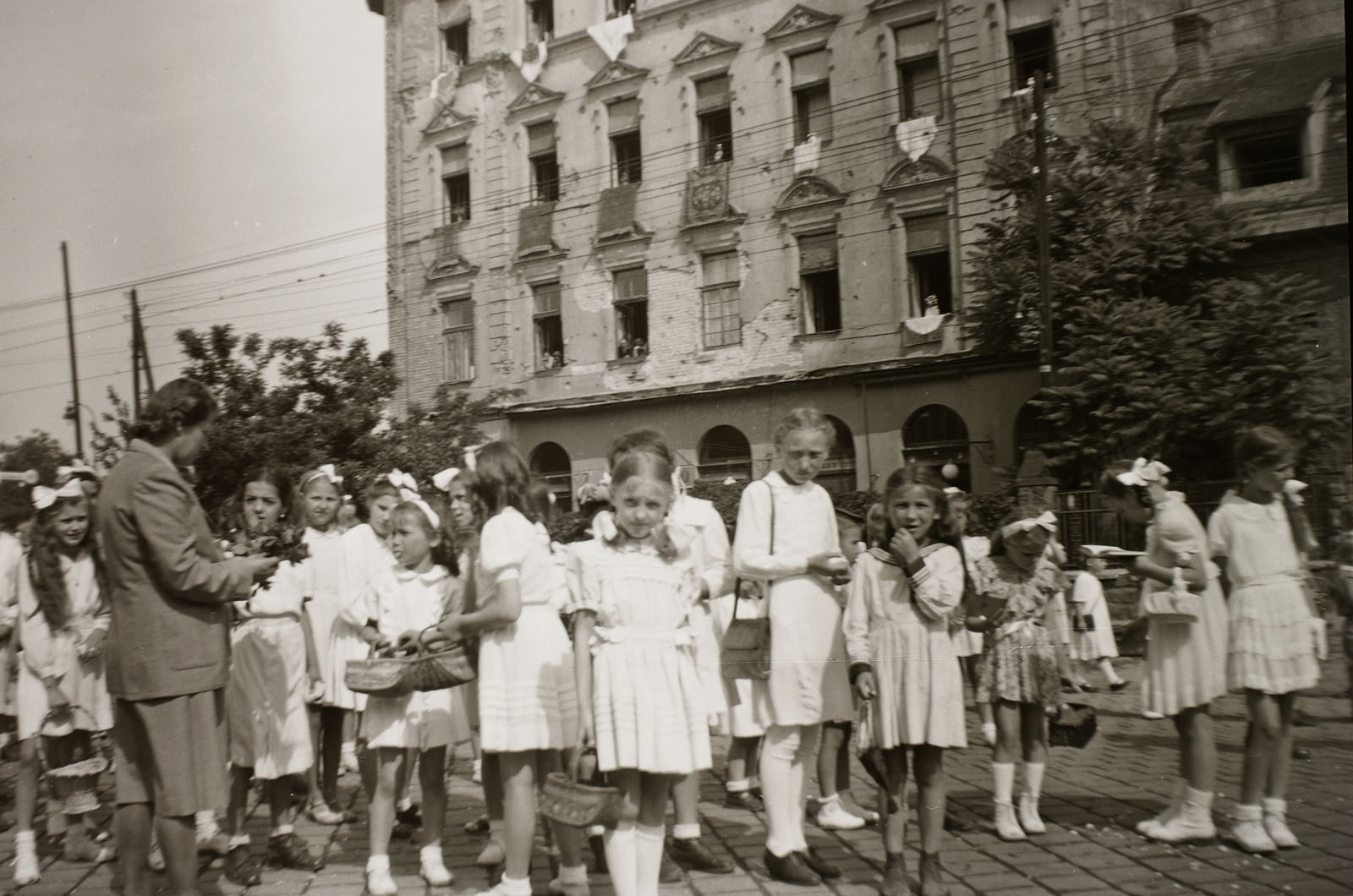 Hungary, Budapest XIV., Kerepesi út, háttérben az épület a Hungária körút sarkán áll., 1947, Fortepan/Album002, Budapest, girls, white dress, basket, Fortepan #92650