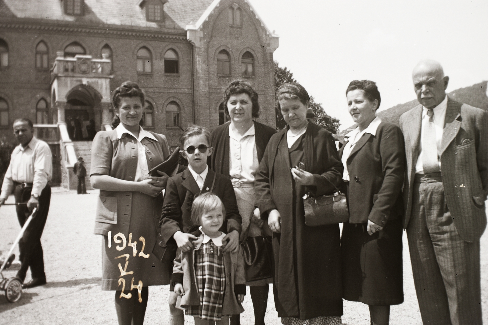 Hungary, Budapest II., Máriaremete, szervita rendház a templomkertben., 1942, Fortepan/Album002, Budapest, Servite Order, Fortepan #92659