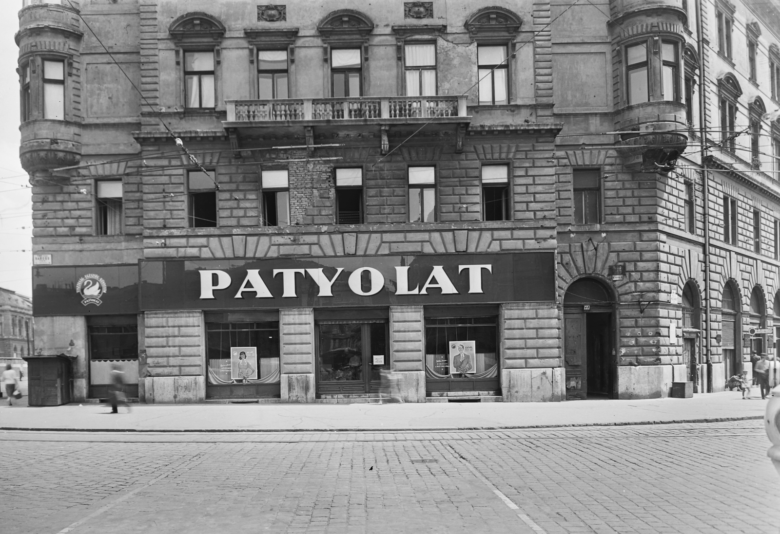 Hungary, Budapest VIII., Baross tér - Fiumei (Mező Imre) út sarok., 1958, UVATERV, sign-board, Patyolat shop, Budapest, Fortepan #9266