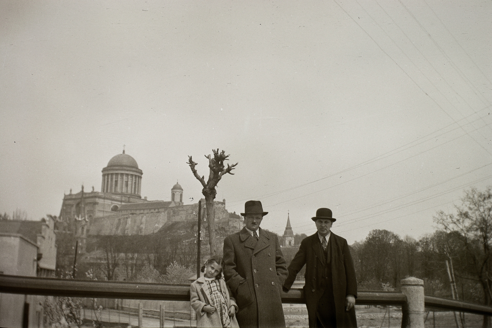 Hungary, Esztergom, Mária Valéria hídfő a Nagy Duna sétánynál, háttérben a Bazilika., 1941, Fortepan/Album002, Fortepan #92671