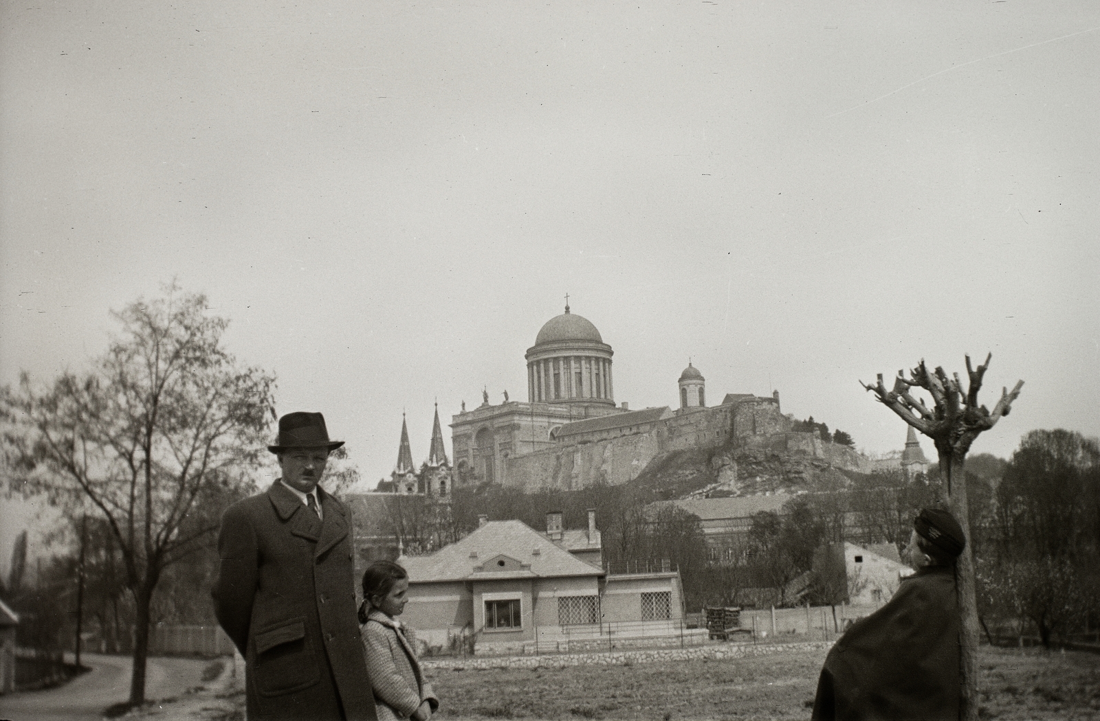 Magyarország, Esztergom, Prímás sziget, Táncsics Mihály utca, háttérben a Bazilika., 1941, Fortepan/Album002, Fortepan #92672