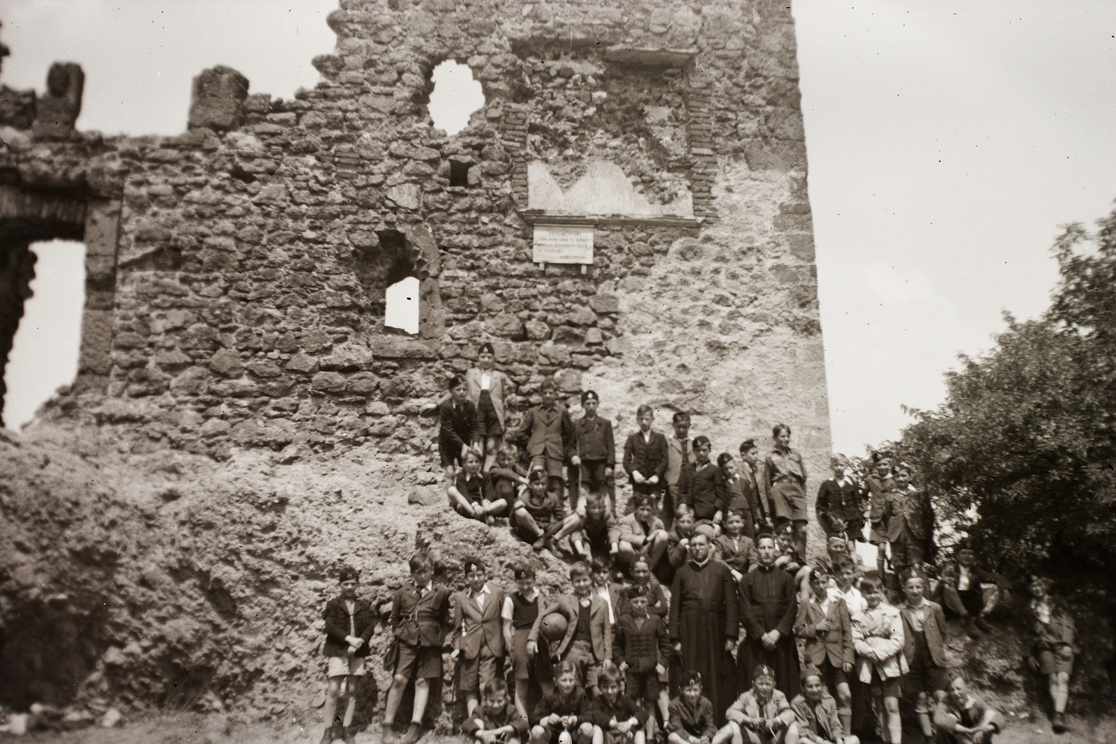 Hungary,Danube Bend, Visegrád, Fellegvár, a felvétel a belső várudvarban készült. Az északnyugati palota homlokzatán a koronaőrök emléktáblájának maradványa látható., 1942, Fortepan/Album002, Fortepan #92691