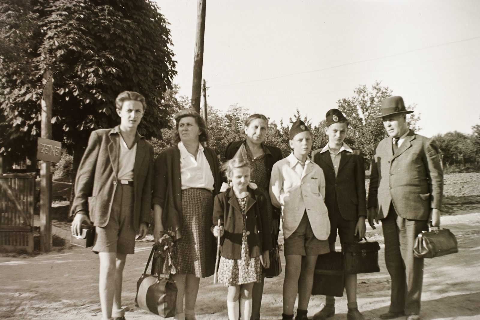 Hungary, Budapest II., Dombos (Szentkereszt) utca - Labdarózsa (Szent Szív) utca sarok., 1947, Fortepan/Album002, Budapest, girl, teenager, tableau, boys, family, Fortepan #92702