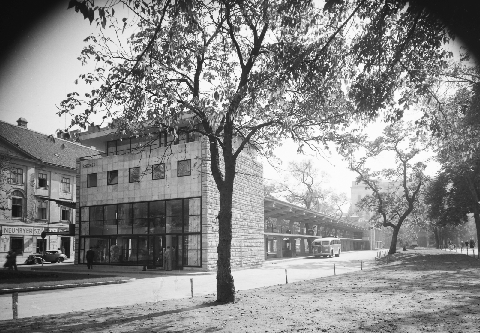 Magyarország, Budapest V., Erzsébet (Sztálin) tér, MÁVAUT autóbusz-pályaudvar., 1949, UVATERV, cégtábla, buszpályaudvar, Budapest, autóbuszállomás, Nyiri István-terv, Fortepan #9272