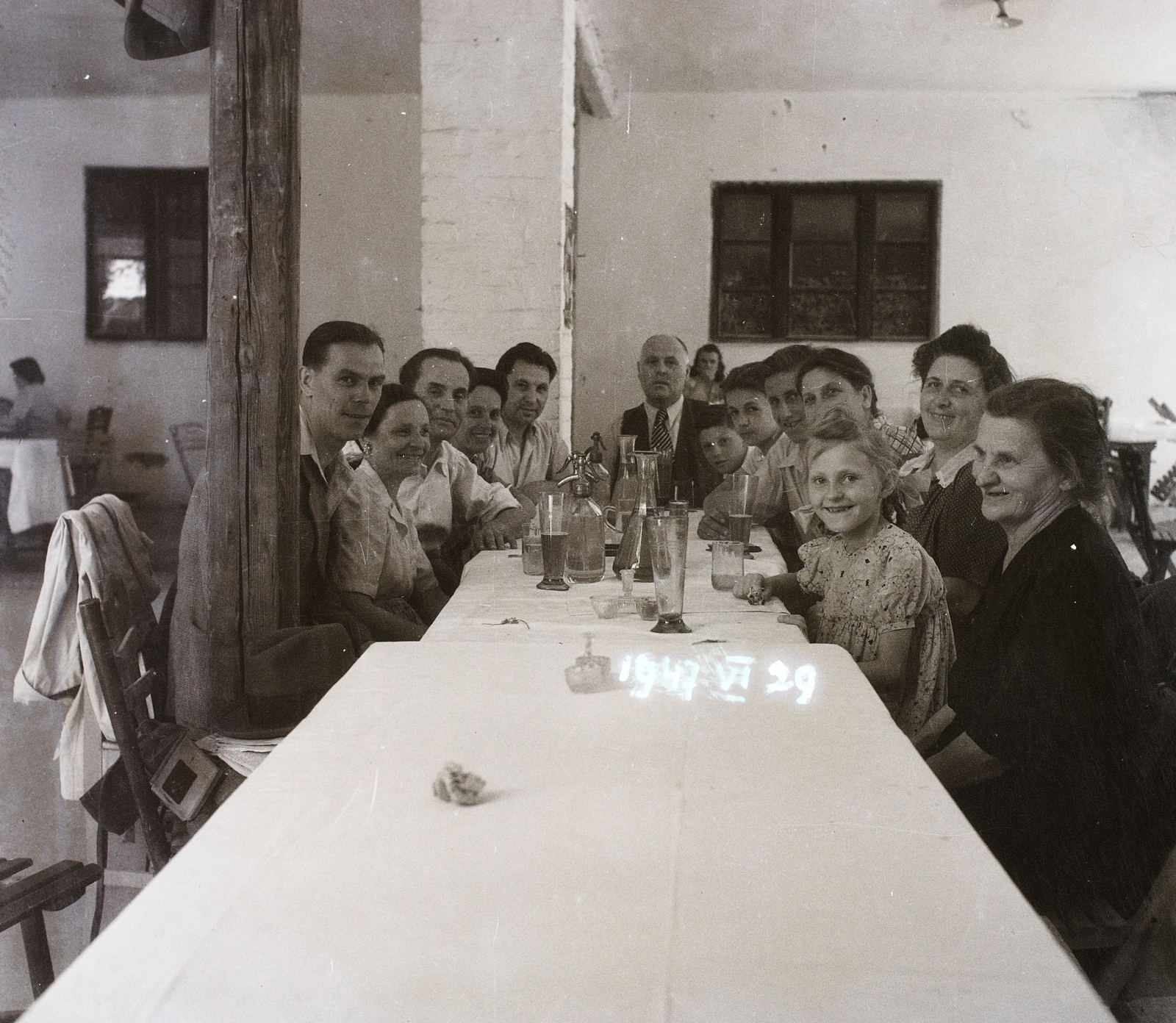 Hungary, Budapest II., Dombos (Szentkereszt) utca - Labdarózsa (Szent Szív) utca sarok, özv. Stetz Józsefné korcsmája a Zöldvadászhoz., 1947, Fortepan/Album002, Budapest, smile, tableau, table society, Fortepan #92725