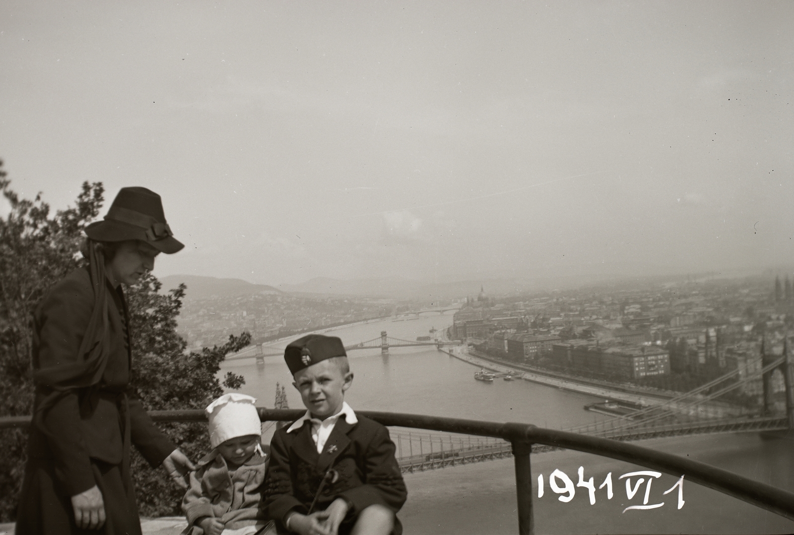 Hungary, Budapest XI., kilátás a Széchenyi Lánchíd felé., 1941, Fortepan/Album002, family, tableau, Budapest, Fortepan #92728