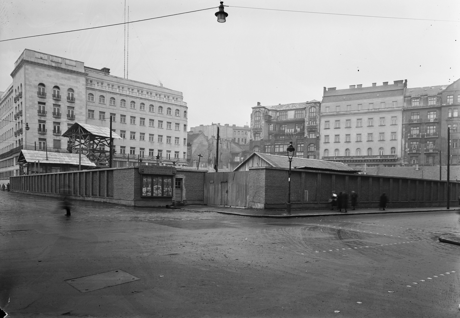 Hungary, Budapest V., Erzsébet (Sztálin) tér - Bécsi utca sarok, a metróépítés területe a Harmincad utcából nézve. Balra a Budapesti Rendőr-főkapitányság., 1952, UVATERV, subway construction, Budapest, Fortepan #9274