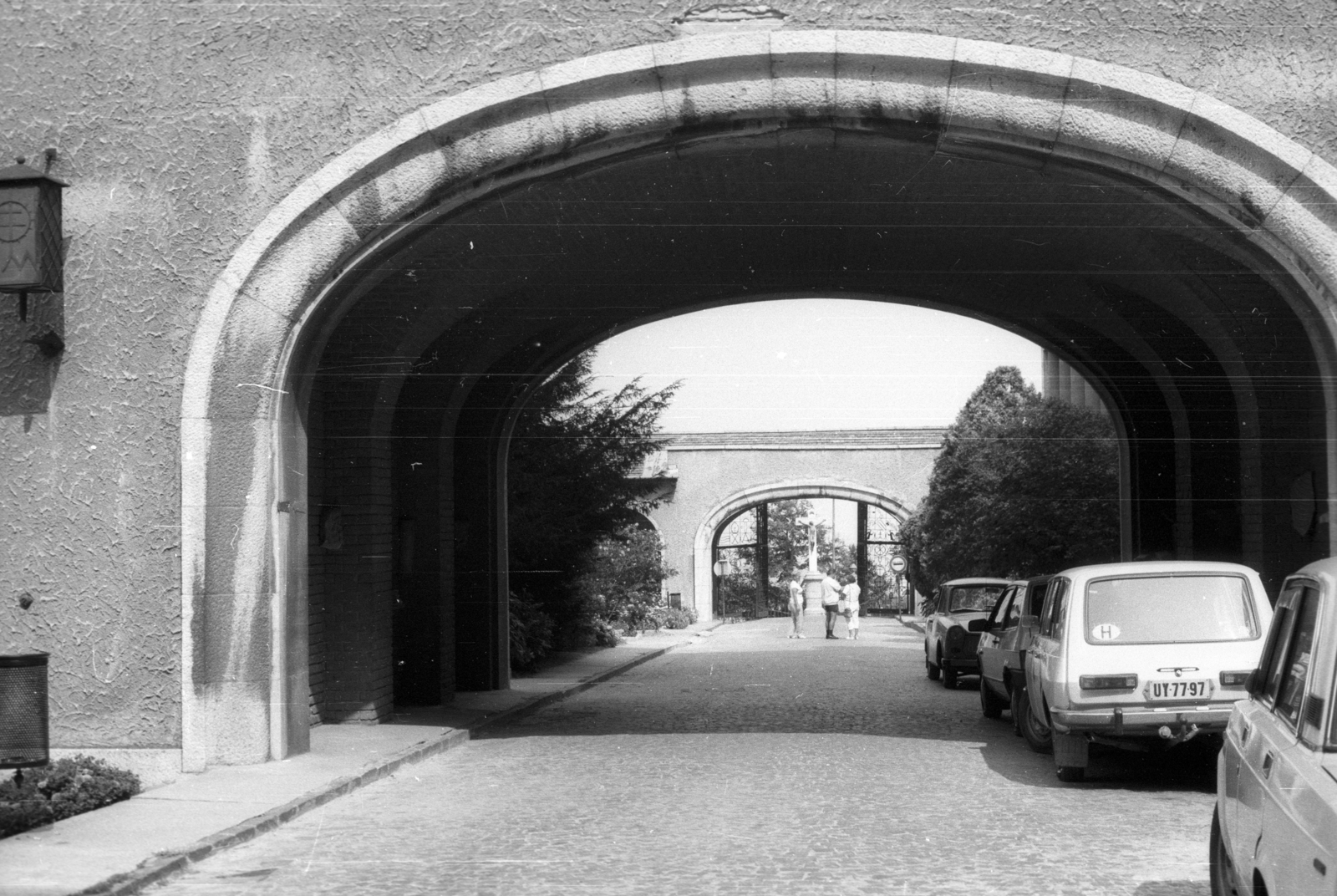 Hungary, Pannonhalma, Bencés Főapátság, főkapu., 1985, G K, Trabant-brand, Wartburg-brand, arch, automobile, number plate, gateway, country code sign, Benedictines, Fortepan #92766