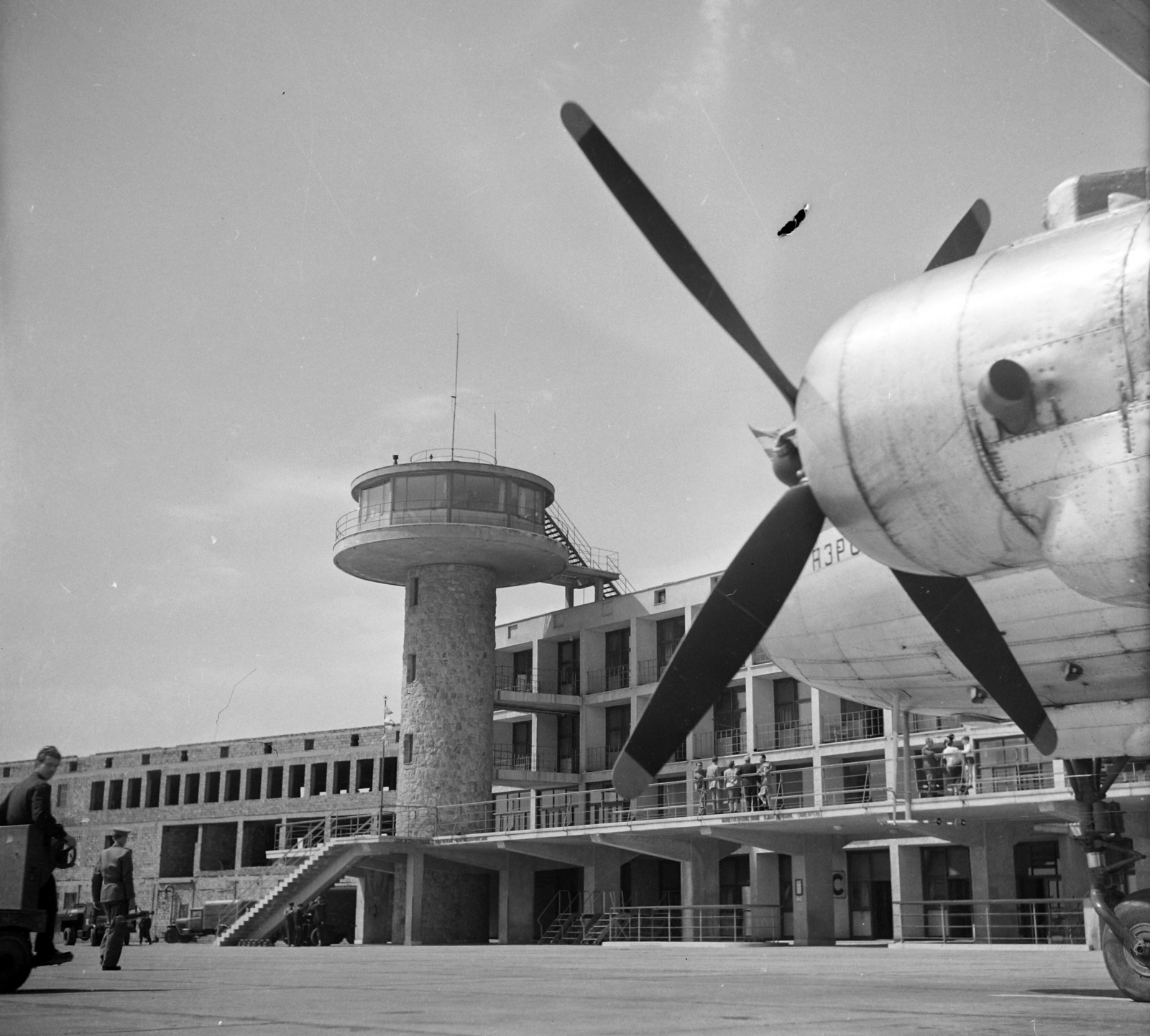 Hungary, Ferihegy (now - Ferenc Liszt) International Airport, Budapest XVIII., az Aeroflot szovjet légitársaság Il-12B típusú repülőgépe., 1956, UVATERV, Soviet brand, airplane, Ilyushin-brand, Aeroflot airlines, Budapest, control tower, Károly Dávid-design, Fortepan #9278