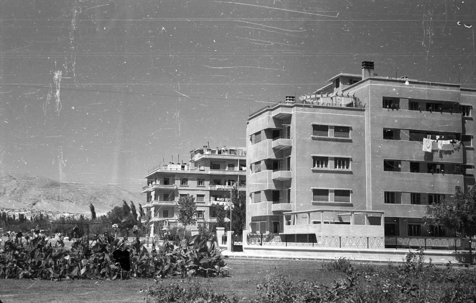 Syria, Damascus, Mazraa tér (Al-Arsuzi park), szemben az Amr ibn Kulthum út épületei., 1959, G K, street view, Fortepan #92791