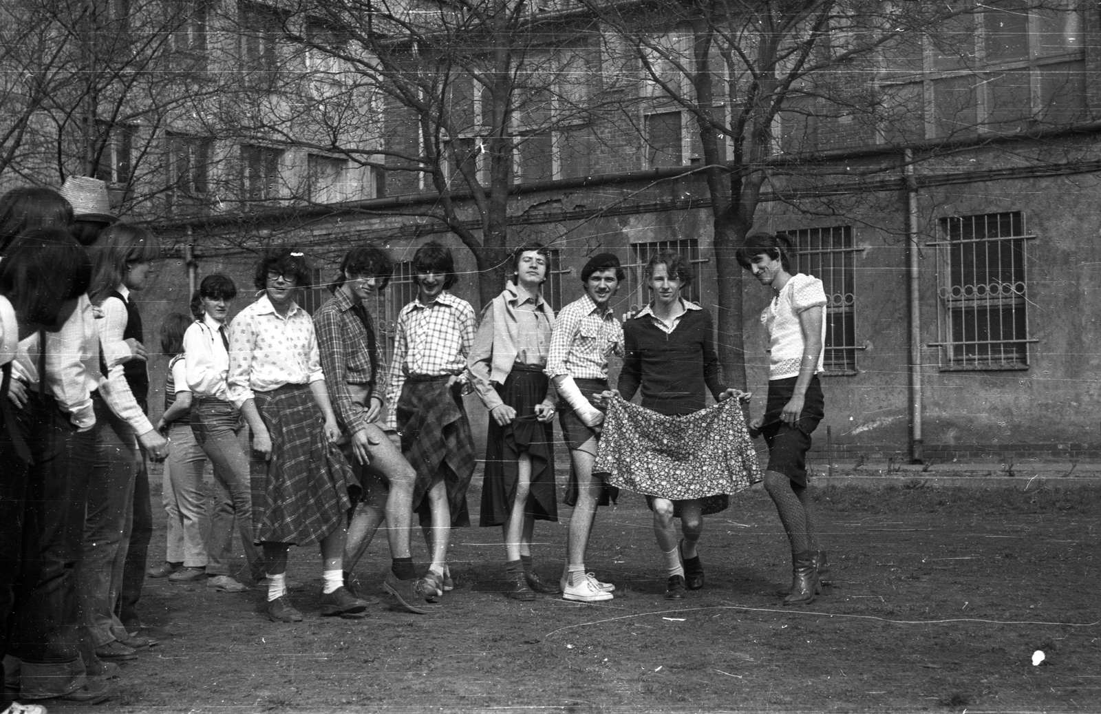 Hungary, Budapest XXI., Táncsics Mihály utca 92-98., a Jedlik Ányos Gimnázium udvara., 1971, G K, jesting, Budapest, long-haired, graduation, cross-dressing, Fortepan #92794