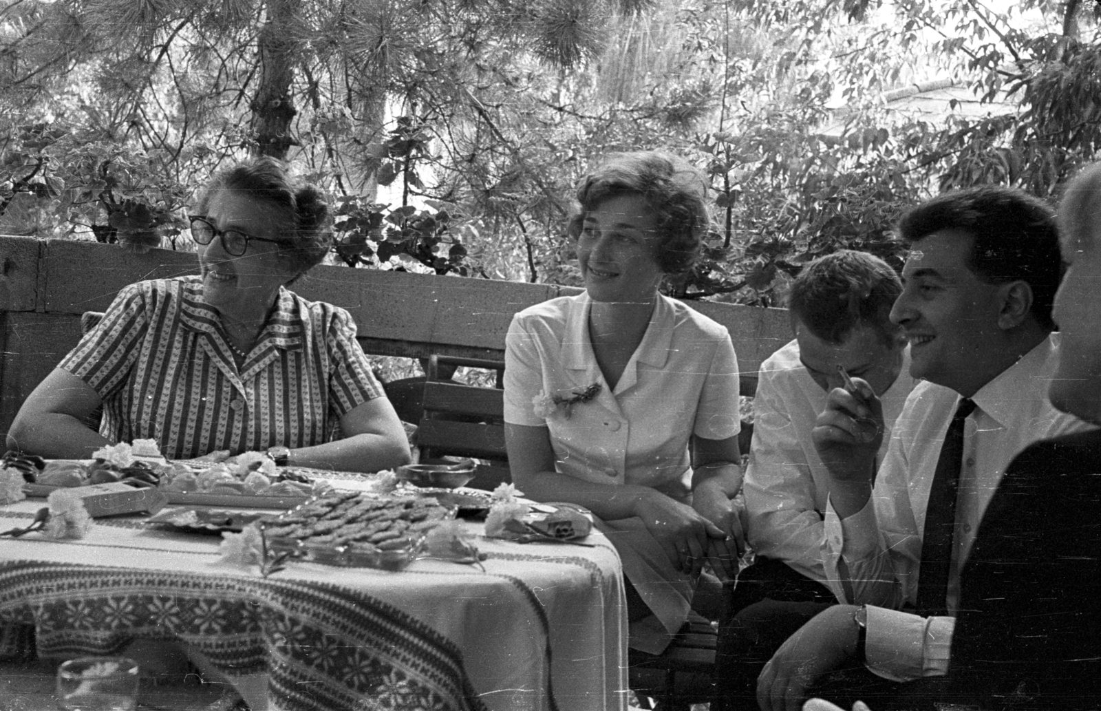 Hungary, Budapest II., Lotz Károly utca 18., 1967, G K, cigarette, smoking, tableau, glasses, terrace, companionship, pastry, weaving, Budapest, place, meal, Fortepan #92800