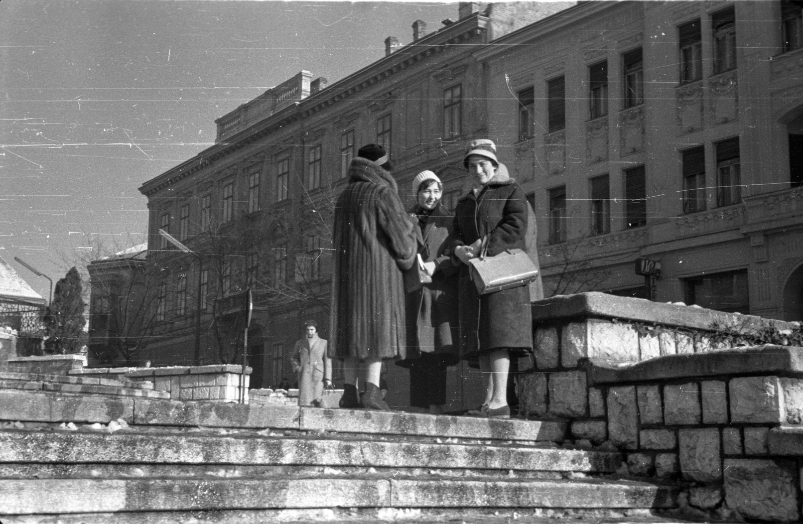 Hungary, Pécs, Széchenyi tér., 1964, G K, handbag, hat, fur coat, stairs, Fortepan #92810
