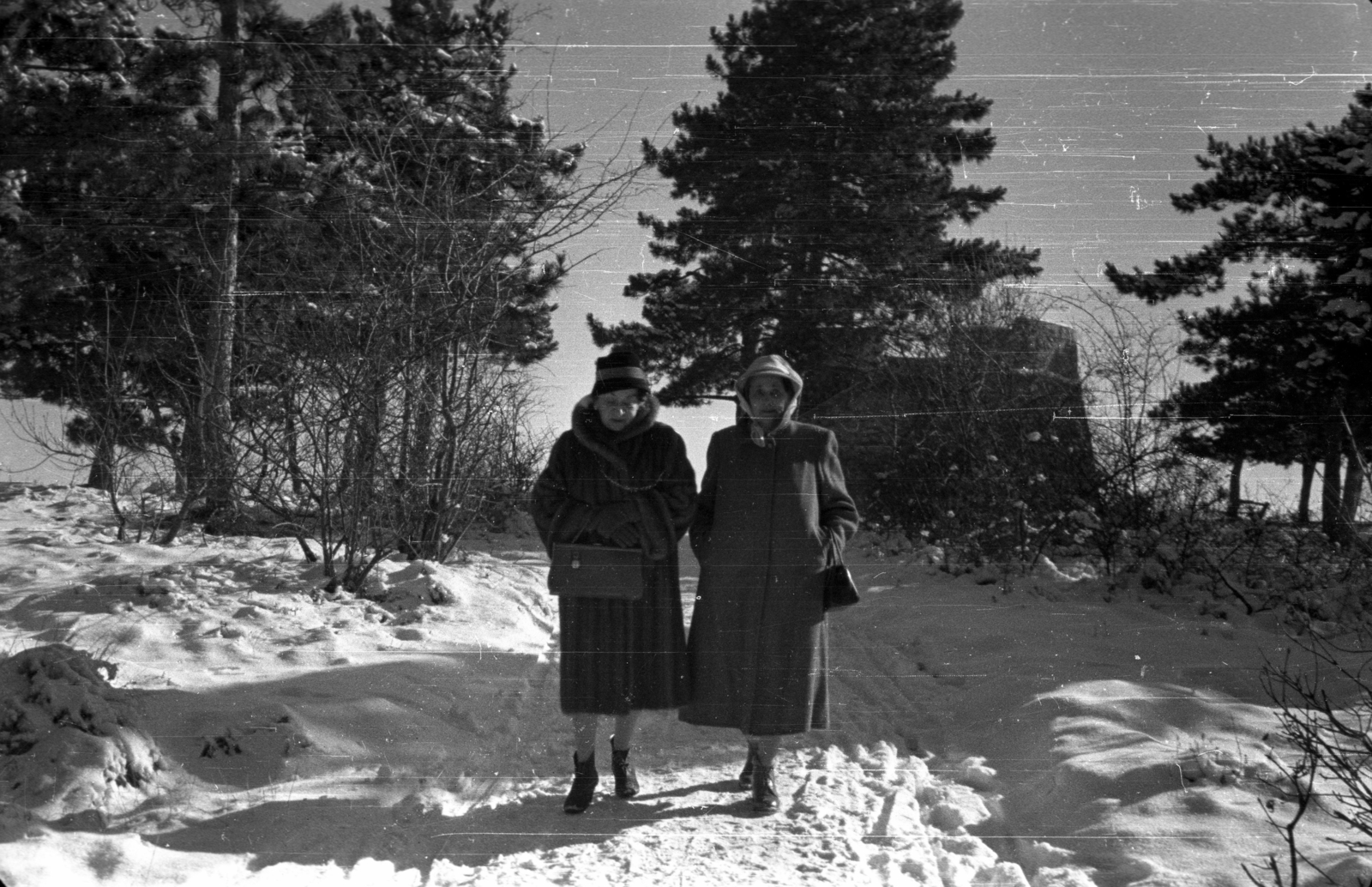 Hungary, Mecsek, Pécs, Dömörkapu, háttérben a Bertalan-sziklán álló Flóra-pihenő., 1964, G K, winter, snow, hands in pockets, handbag, fur coat, Fortepan #92811