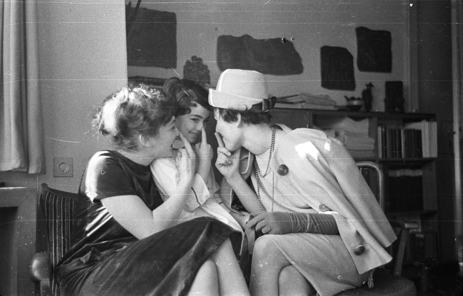 Magyarország, Budapest II., Lotz Károly utca 18., 1962, G K, Budapest, mosoly, kalap, kesztyű, gesztus, Fortepan #92819