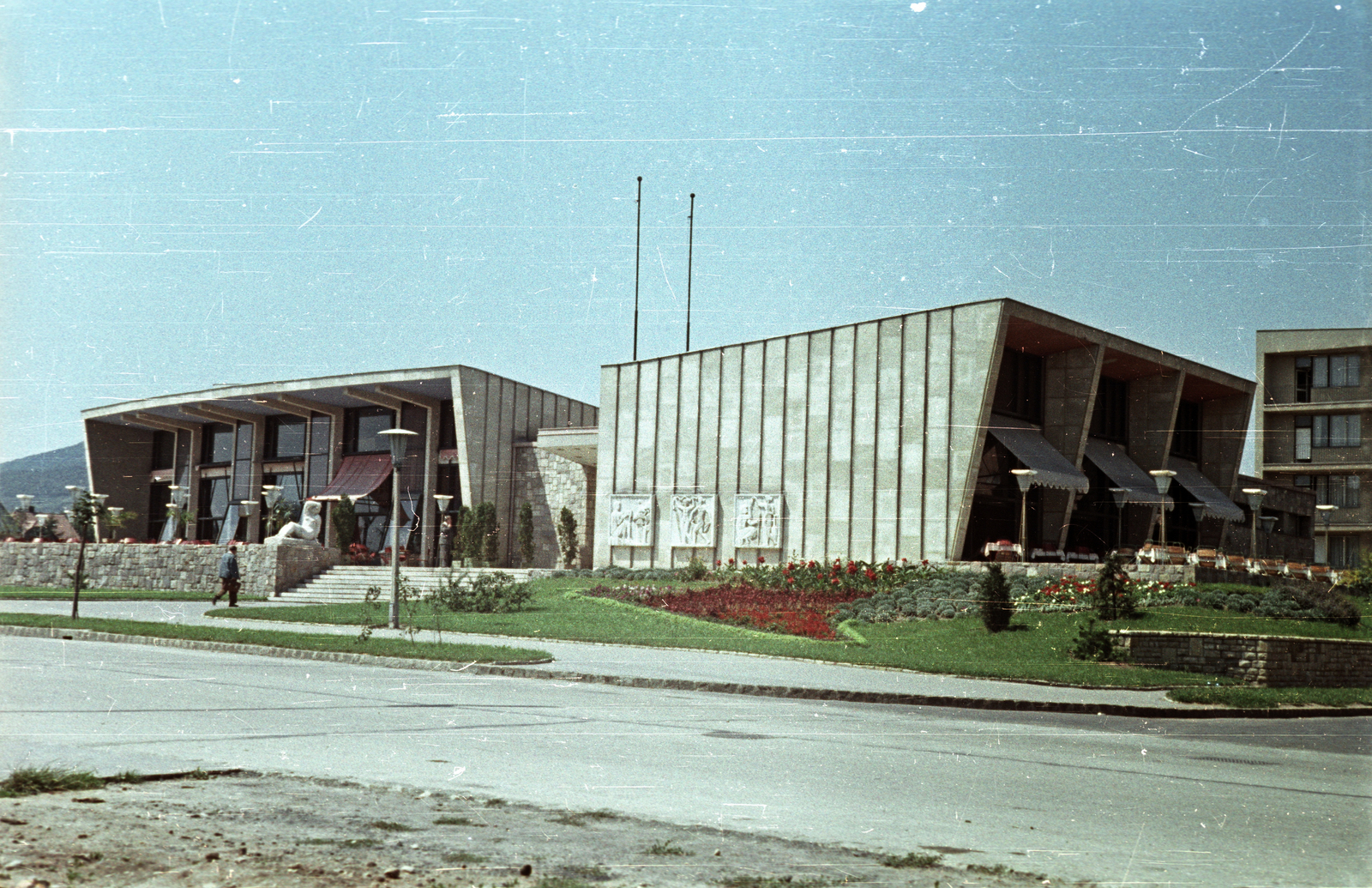 Hungary, Uránváros, Pécs, Esztergár Lajos utca (39-es dandár út), Olympia étterem., 1962, G K, colorful, pastry shop, Lajos Gádoros-design, modern architecture, relief, Fortepan #92828