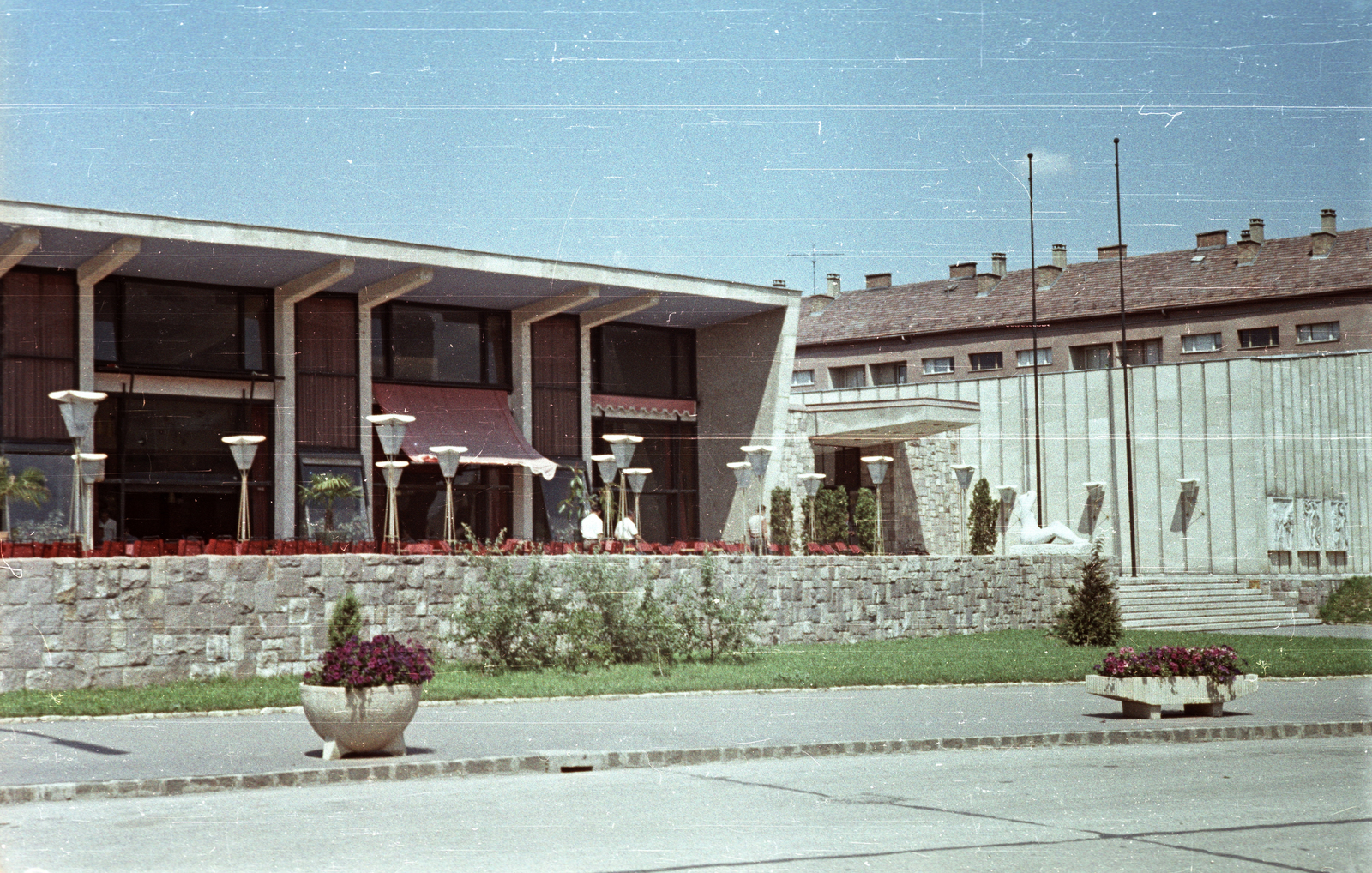 Magyarország, Uránváros, Pécs, Esztergár Lajos utca (39-es dandár út), Olympia étterem., 1962, G K, színes, cukrászda, Gádoros Lajos-terv, modern építészet, Fortepan #92829