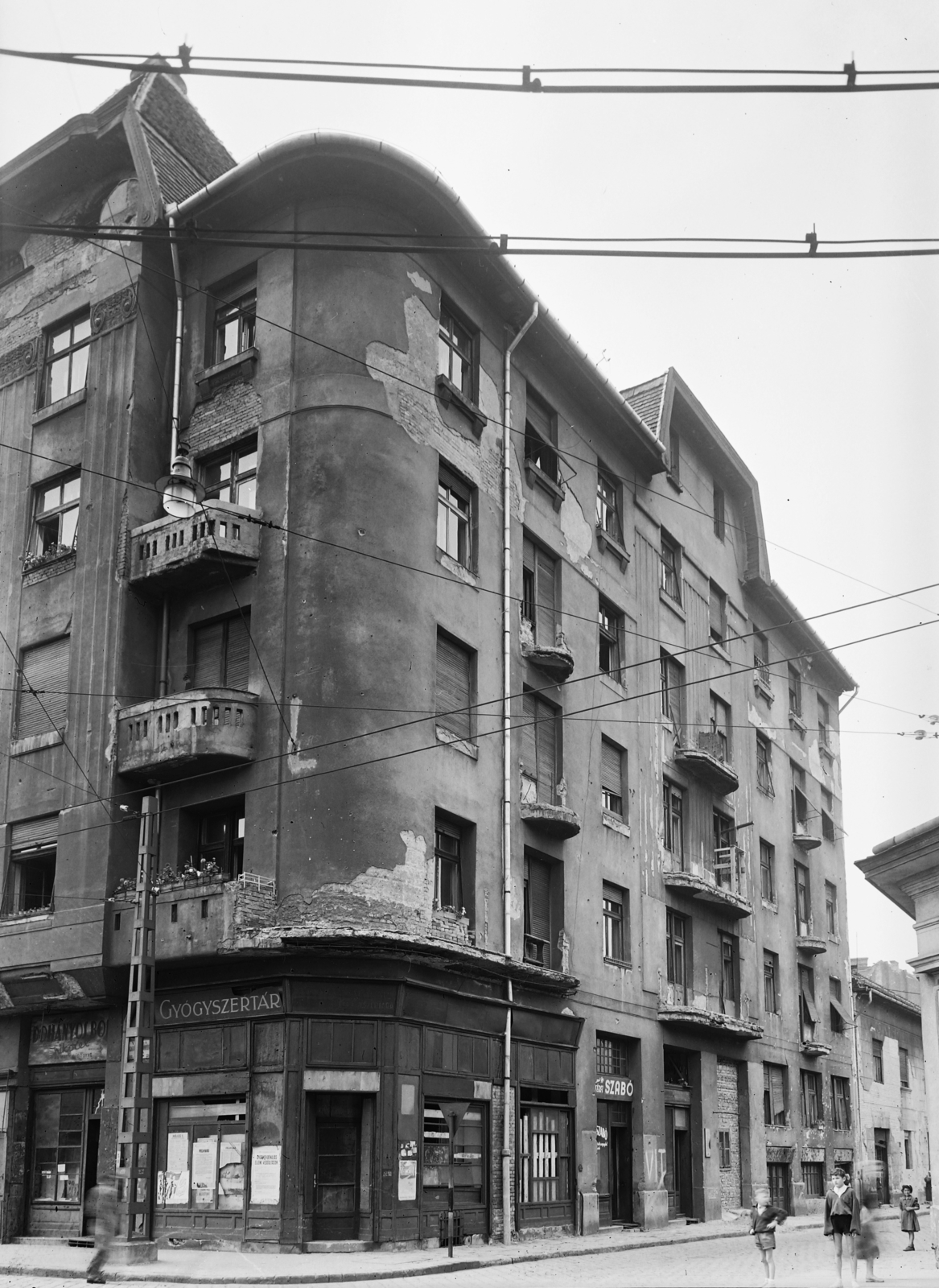 Hungary, Budapest VIII., Magdolna (Koltói Anna) utca - Karácsony Sándor utca sarok., 1957, UVATERV, sign-board, pharmacy, catenary wire, Budapest, Fortepan #9289