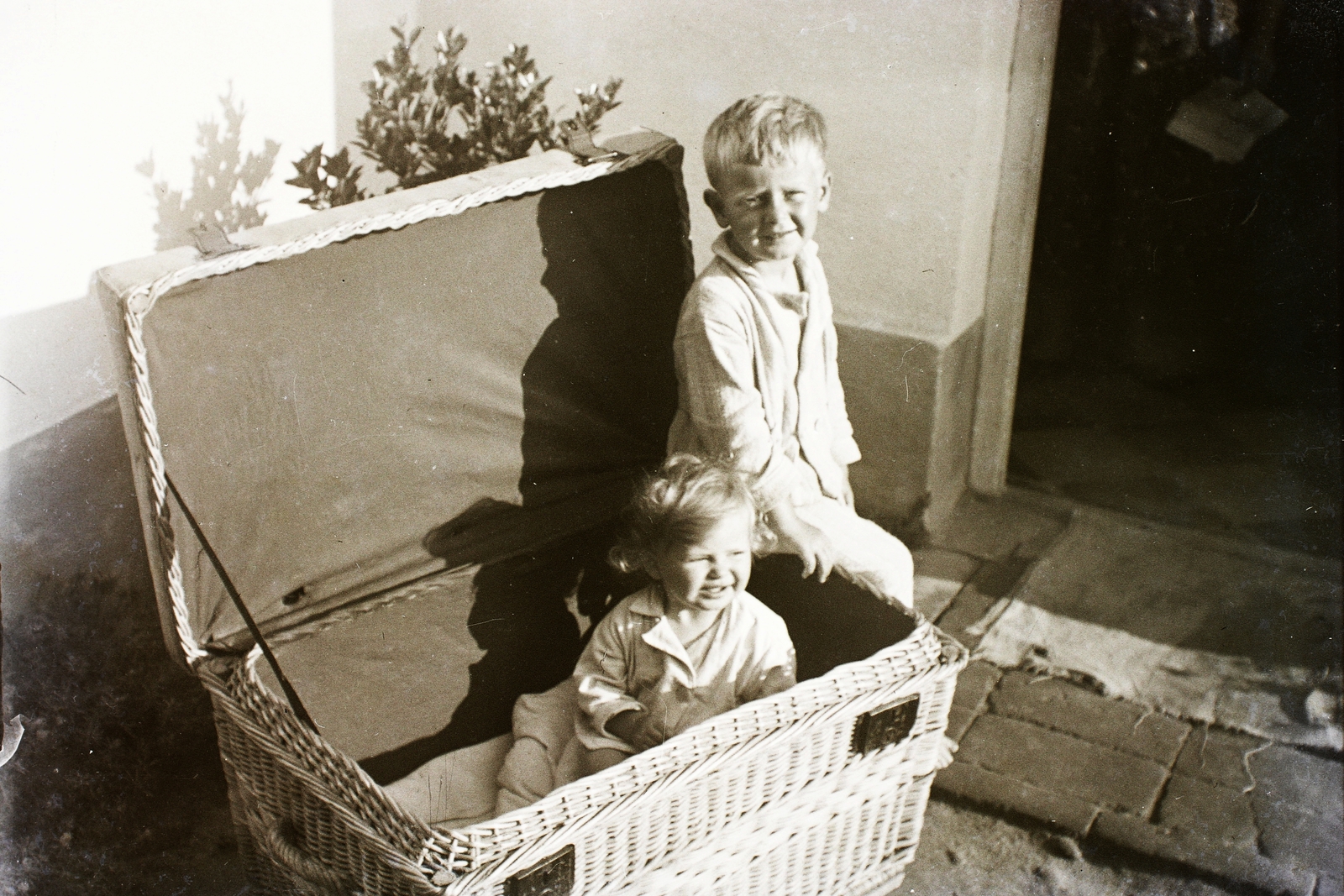 1930, Haui Balázs, bőrönd, gyerek, fonott láda, Fortepan #92895
