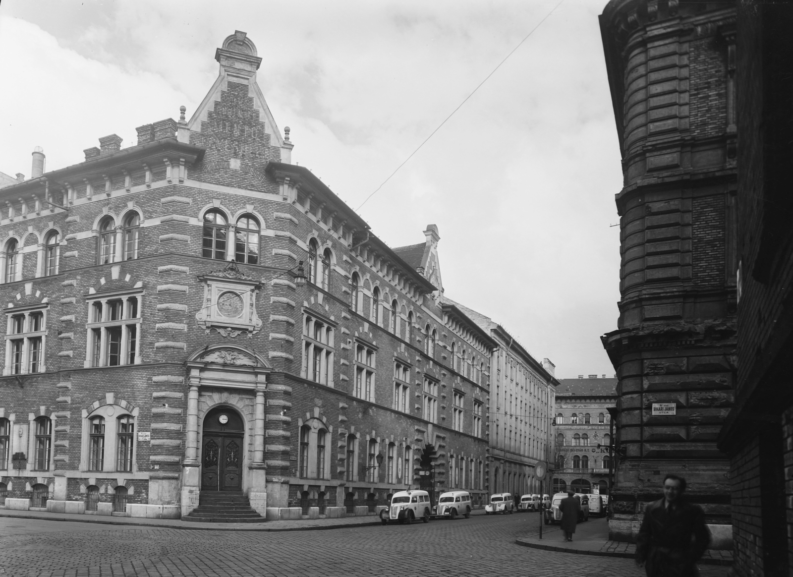 Hungary, Budapest V., Markó utca és a Bihari János utca sarka, balra az Országos Mentőszolgálat épülete., 1954, UVATERV, street view, Fiat-brand, Italian brand, ambulance, automobile, Budapest, Fortepan #9290