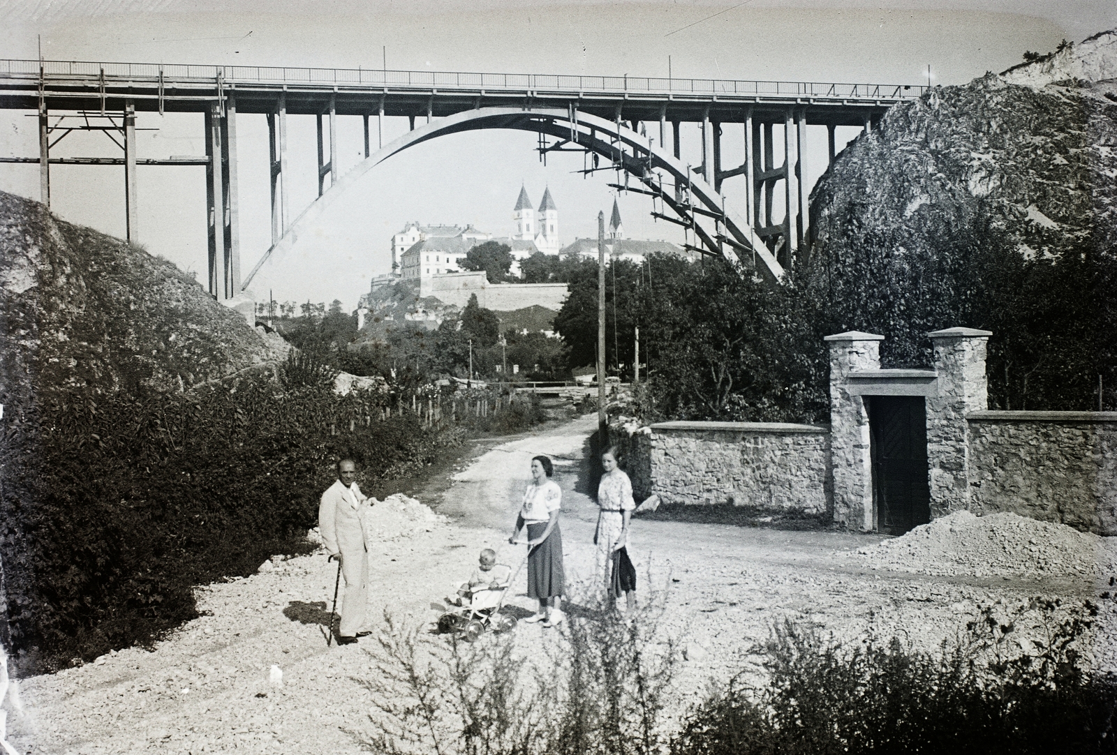 Magyarország, Veszprém, Kittenberger Kálmán utca, szemben a Szent István völgyhíd és a Vár., 1937, Haui Balázs, kastély, híd, babakocsi, vasbeton héjszerkezet, ívhíd, Folly Róbert-terv, Fortepan #92909