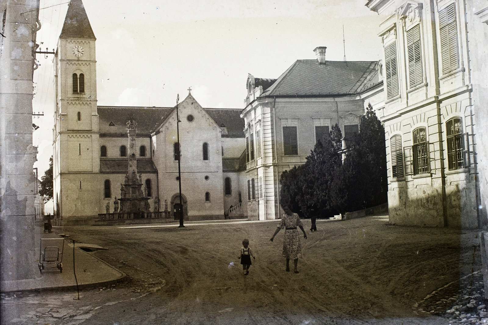 Magyarország, Veszprém, Szentháromság tér, Szentháromság-szobor, mögötte a Szent Mihály-székesegyház., 1937, Haui Balázs, babakocsi, Fortepan #92910