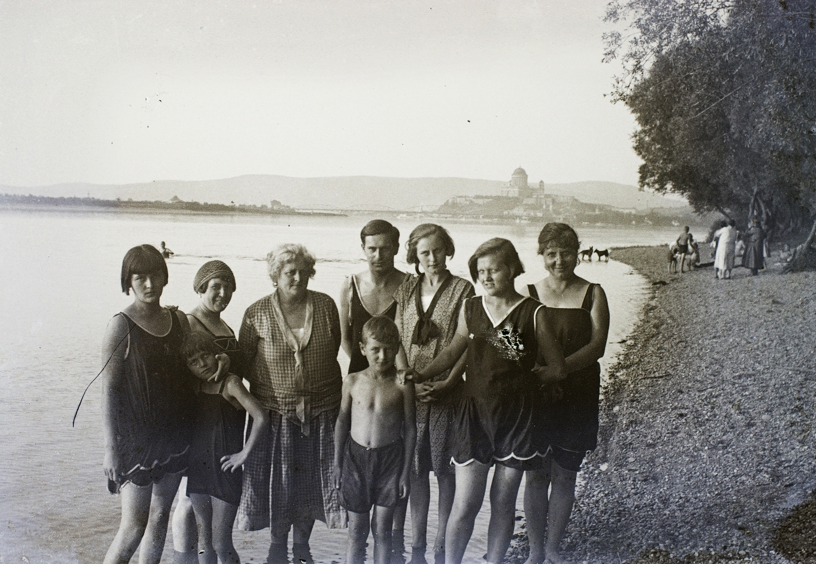 Hungary, Esztergom, Prímás sziget, Duna-part, háttérben a Bazilika., 1935, Haui Balázs, bathing suit, shore, Fortepan #92923