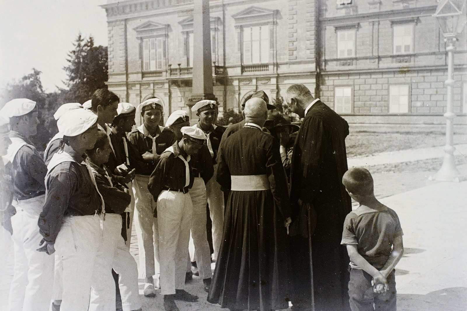 Magyarország, Pécs, Dóm (Scitovszky) tér, háttérben a Püspöki Palota., 1934, Haui Balázs, tengerész, pap, cserkész, reverenda, hátratett kéz, Fortepan #92937