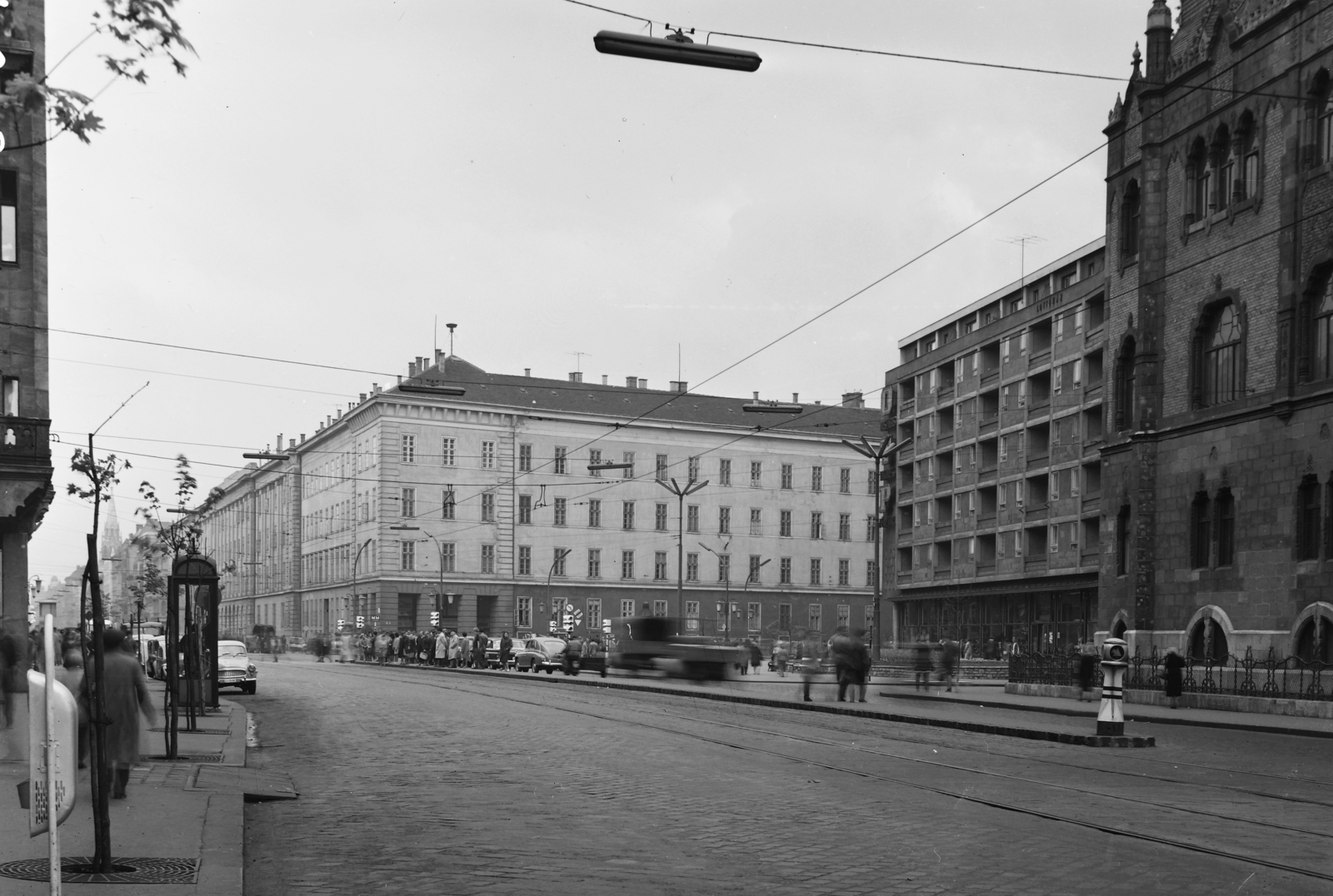 Hungary, Budapest VIII.,Budapest IX., Üllői út - Nagykörút kereszteződés, szemben a Ferenc körút sarkán a Kilián laktanya., 1964, UVATERV, street furniture, traffic, street view, genre painting, signal, motorcycle with sidecar, phone booth, lamp post, tram stop, automobile, number plate, trash can, GAZ 13 Chaika, József Hild-design, Budapest, Fortepan #9294